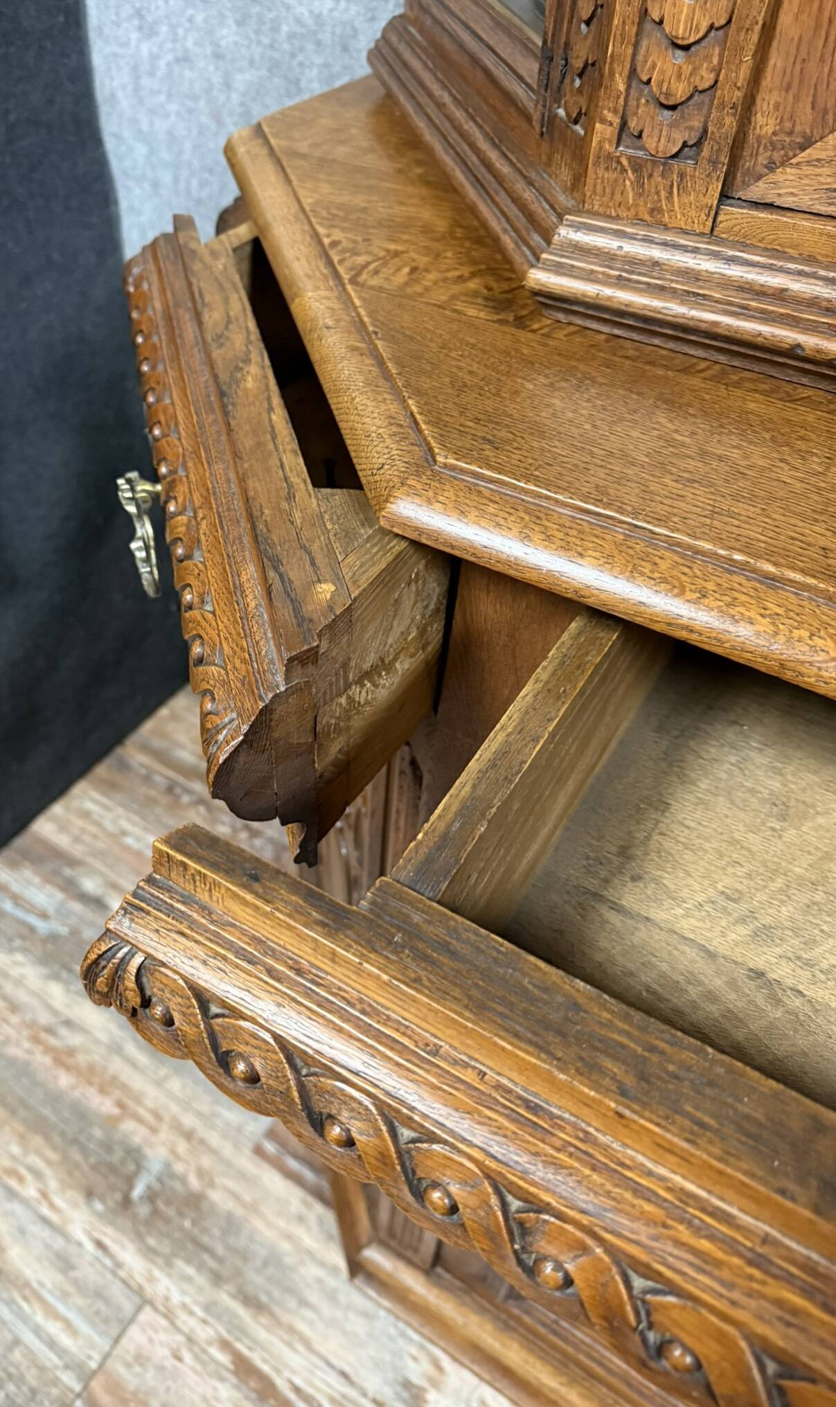 Rare Renaissance style museum library in carved oak circa 1850