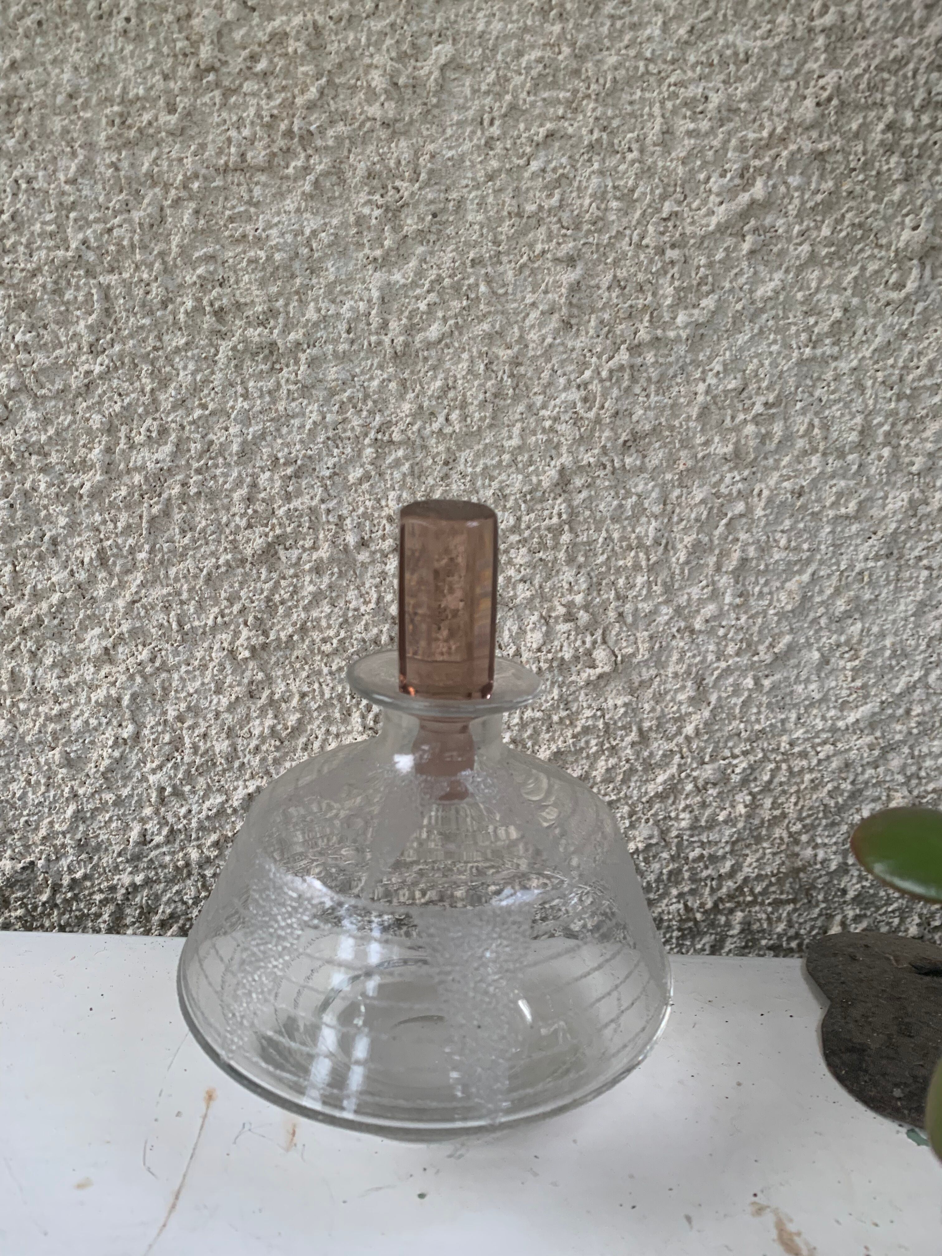 Deux flacons de parfum art deco en verre ciselé
