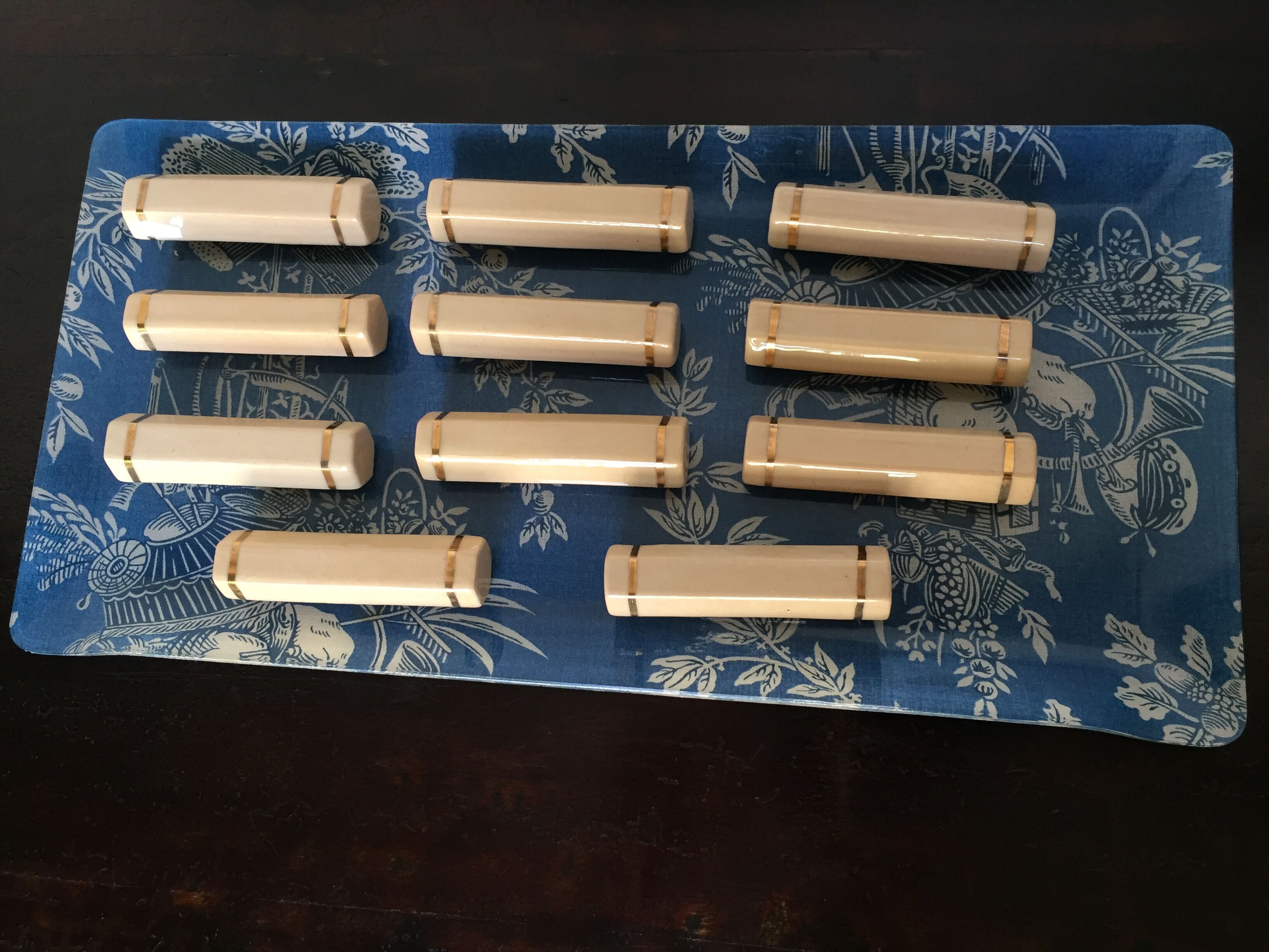 Wears pink beige ceramic knives Art Deco era