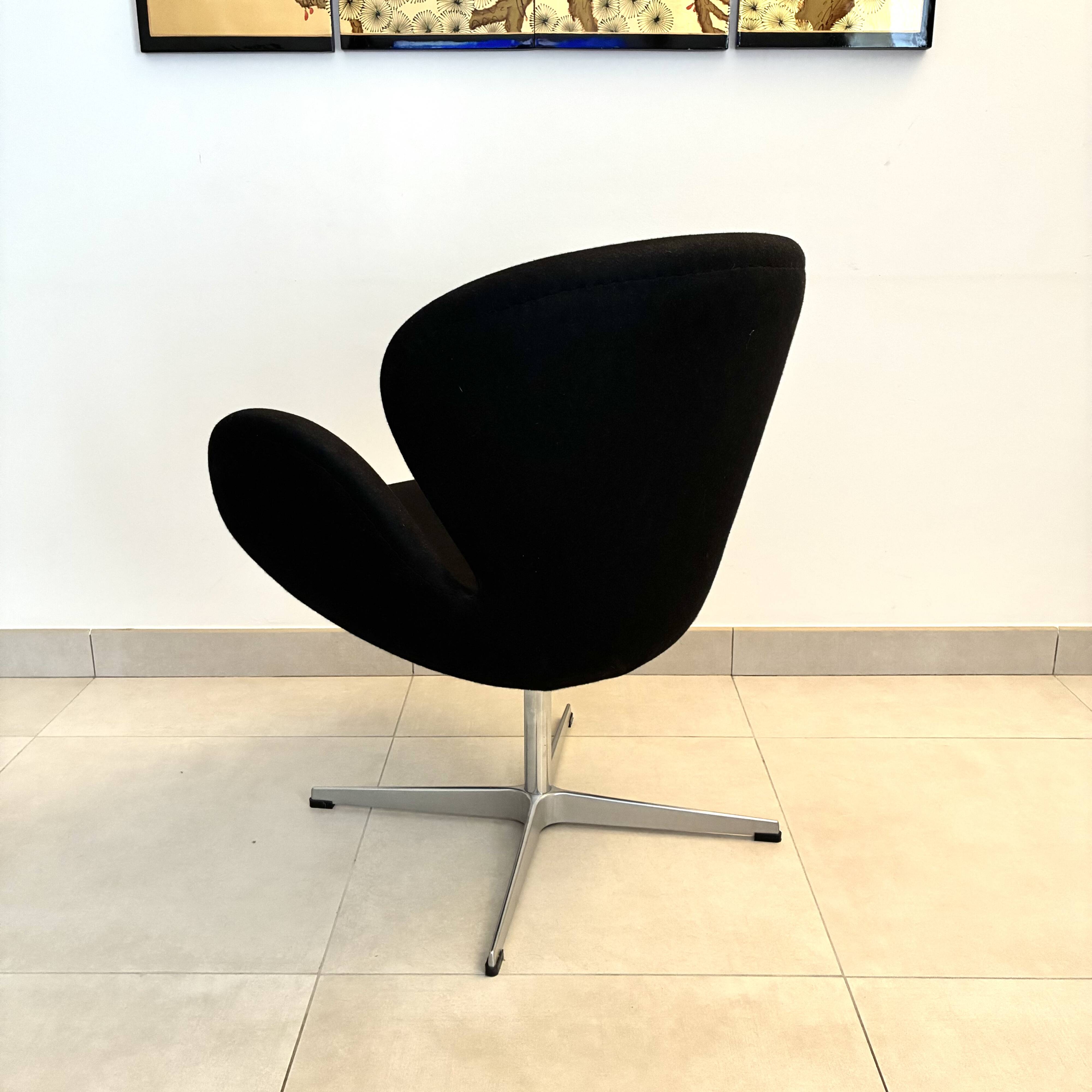 Fauteuil Pivotant Noir Style "Swan"