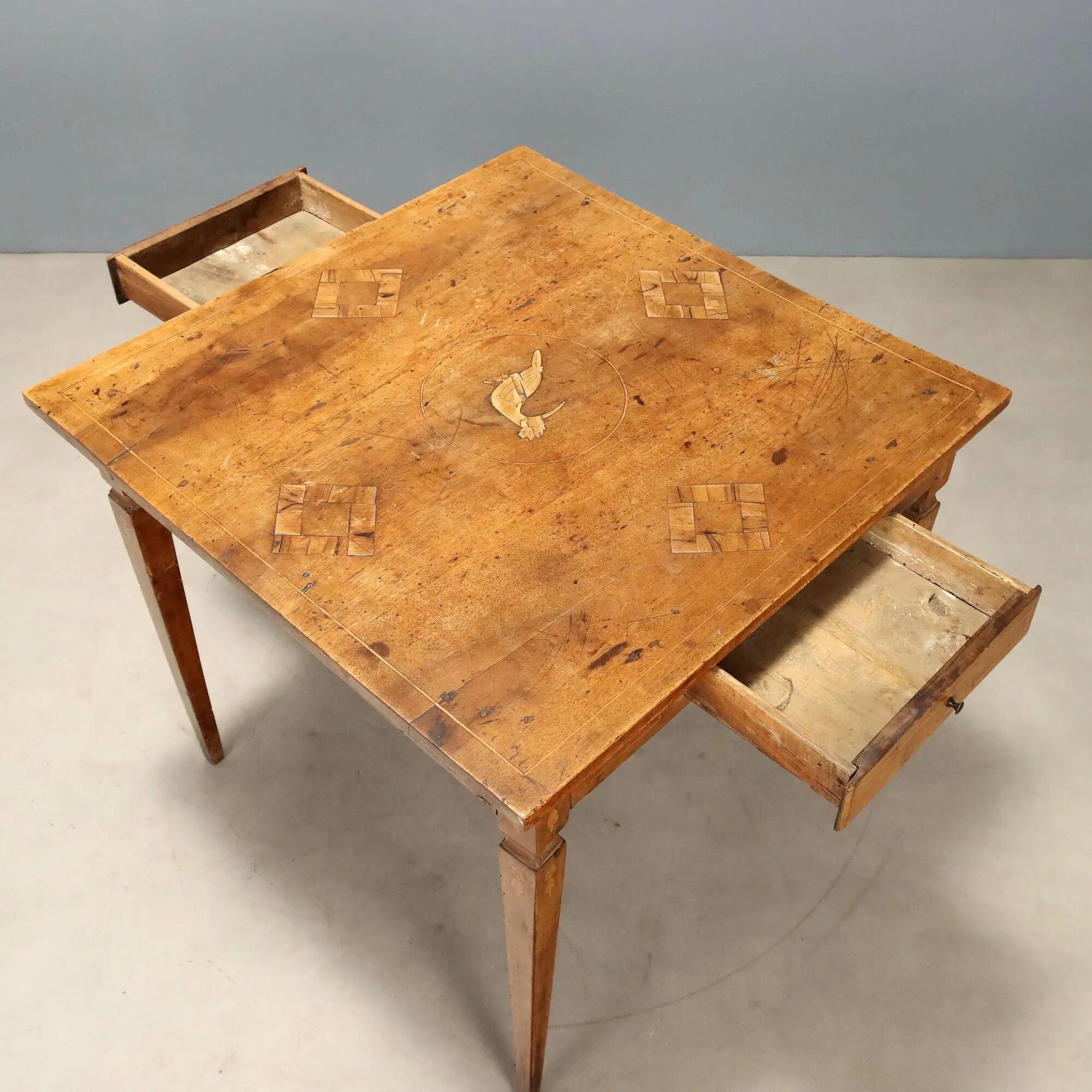 Antique neoclassical walnut coffee table with maple inlays, 18th century.
