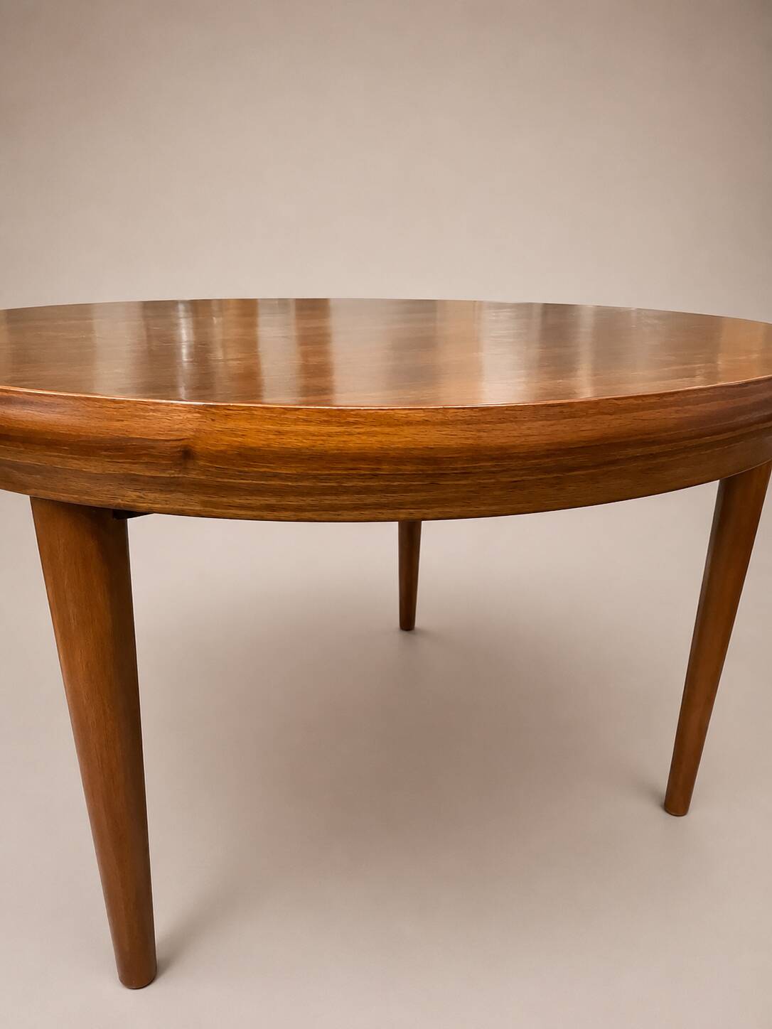 Vintage extendable round table, French made from the 1960s/70s.