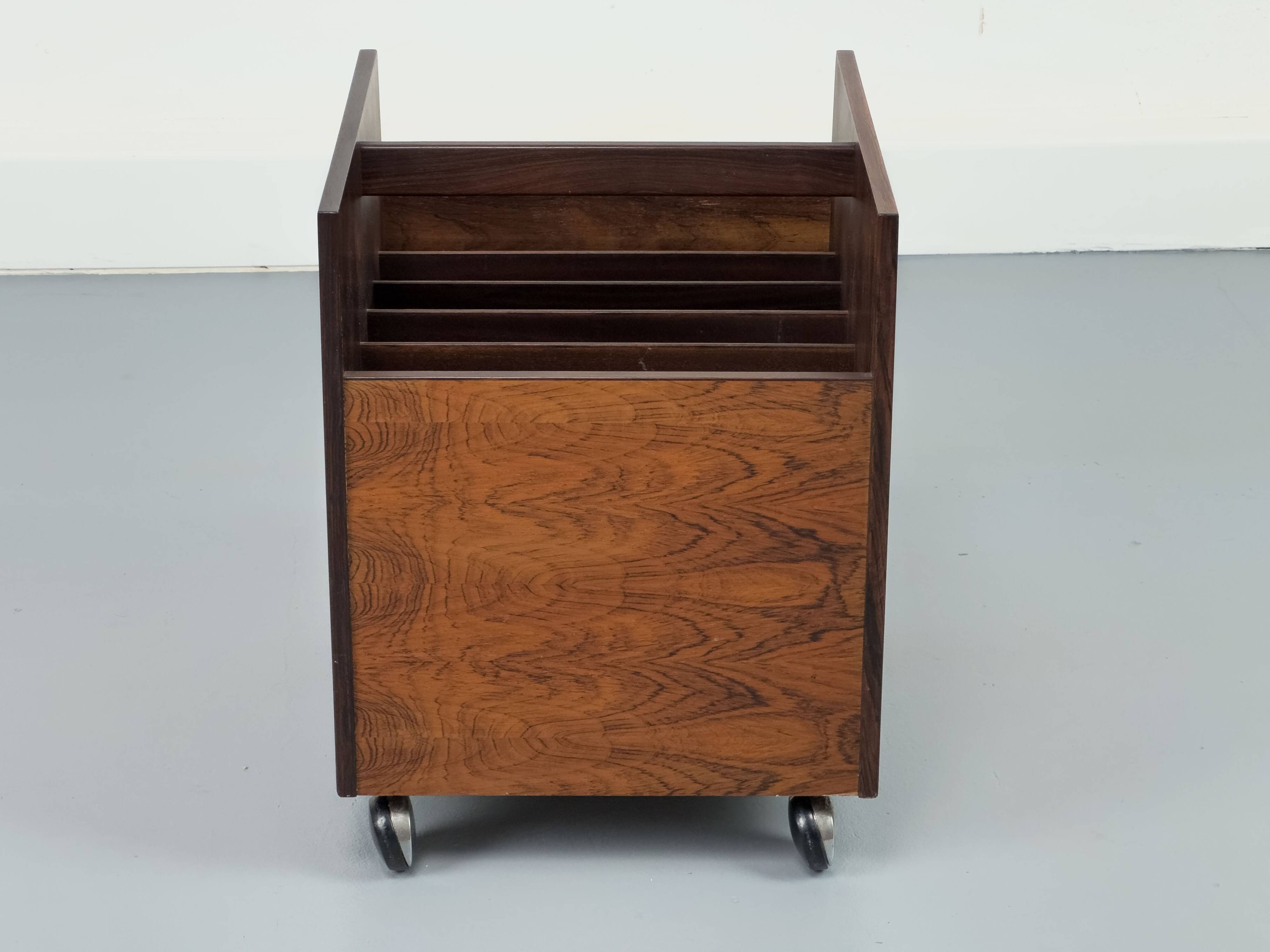 Chariot pour disques vinyles ou magazines du milieu du siècle par Bruksbo