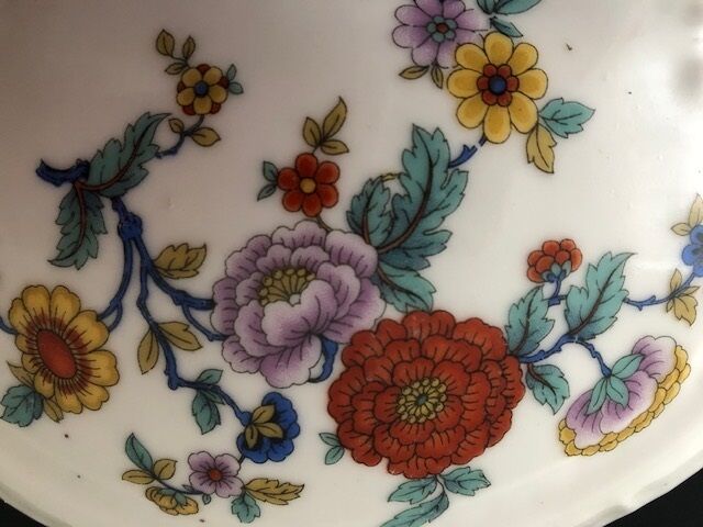 Porcelain candy box with floral motifs, late 19th century