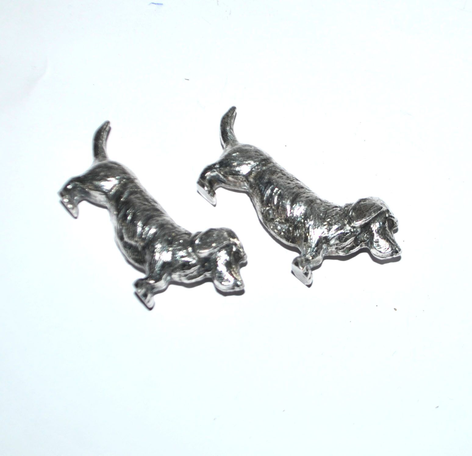 Set of 2 vintage animal knife rests, dachshund and basset hound, in silver-plated metal.
