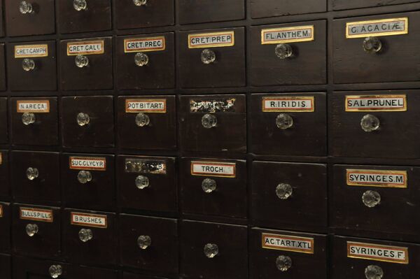 Meuble d'apothicaire (Angleterre)