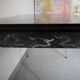 Table en formica marbré noir et blanc