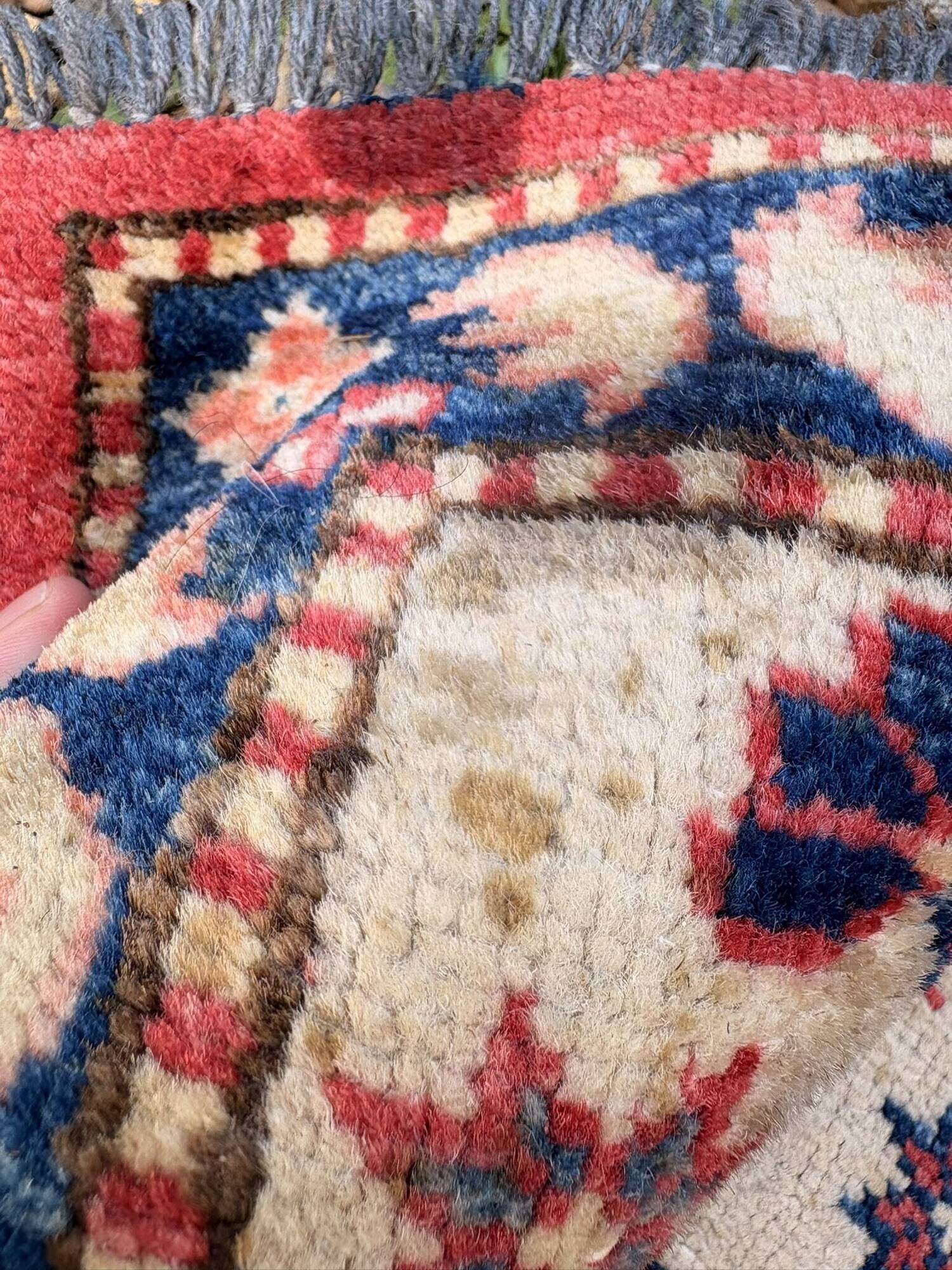 Antique Caucasian Shirvan carpet from the late 19th century, handmade wool, 183x275cm.