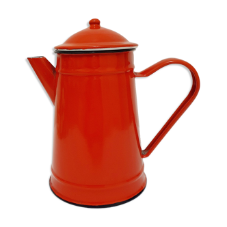 Red enamelled sheet metal coffee maker