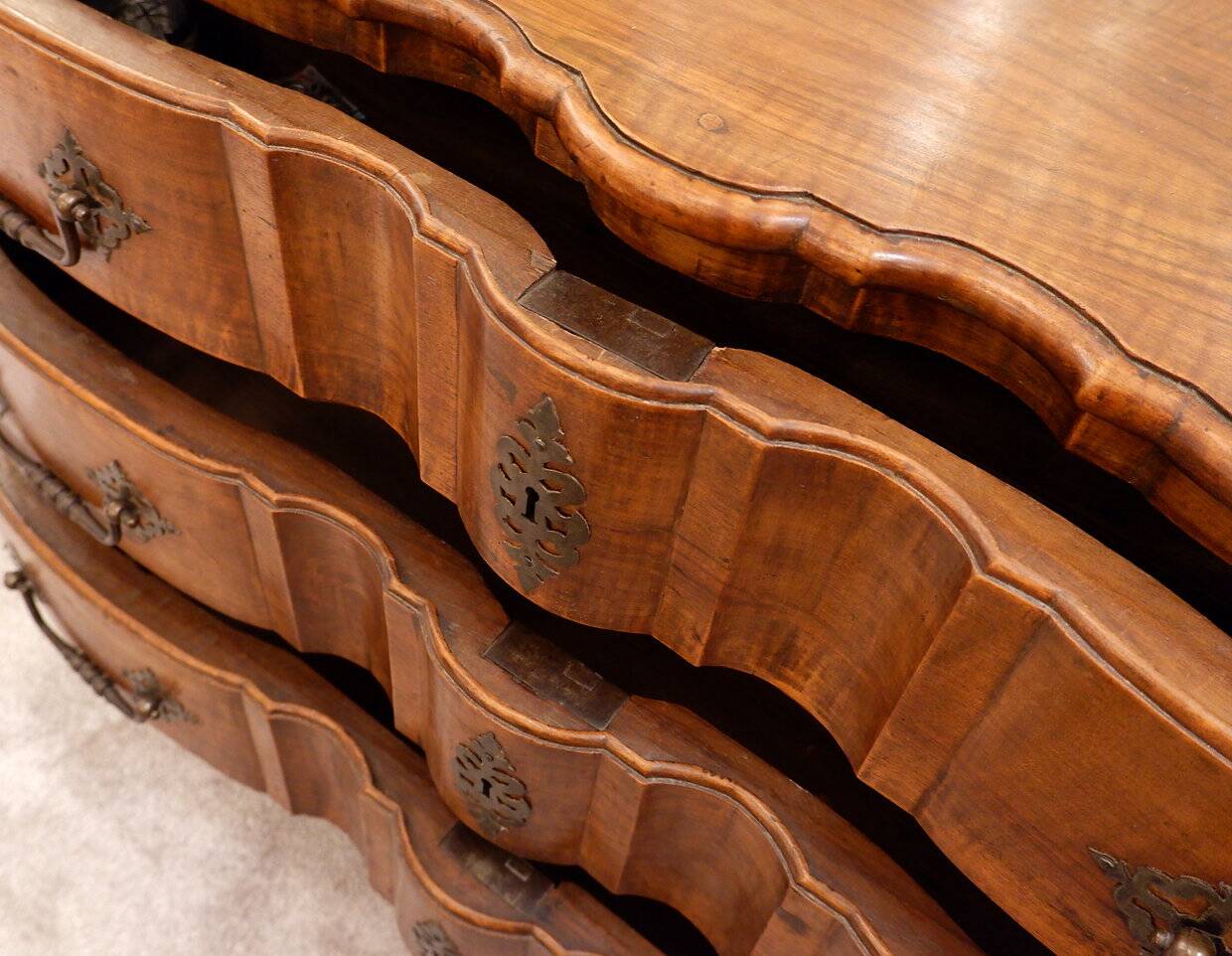 18th Century French Crossbow Front Chest of drawers in Walnutt