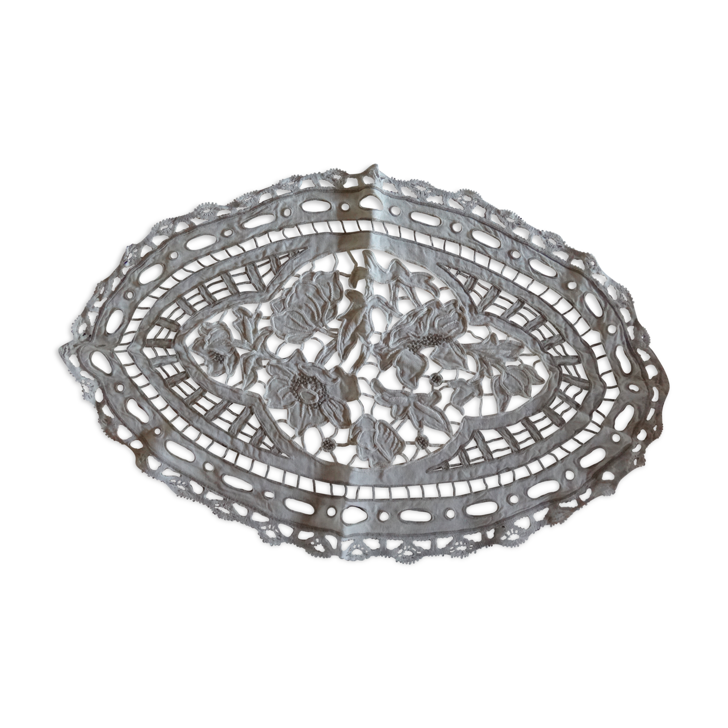 Former oval doily