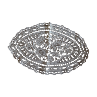 Former oval doily