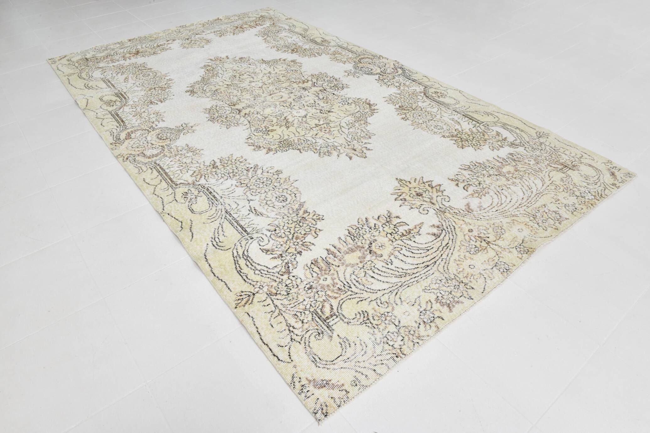Tapis Persan Vintage Crème Fait Main, Élégance Florale Classique, 194x328
