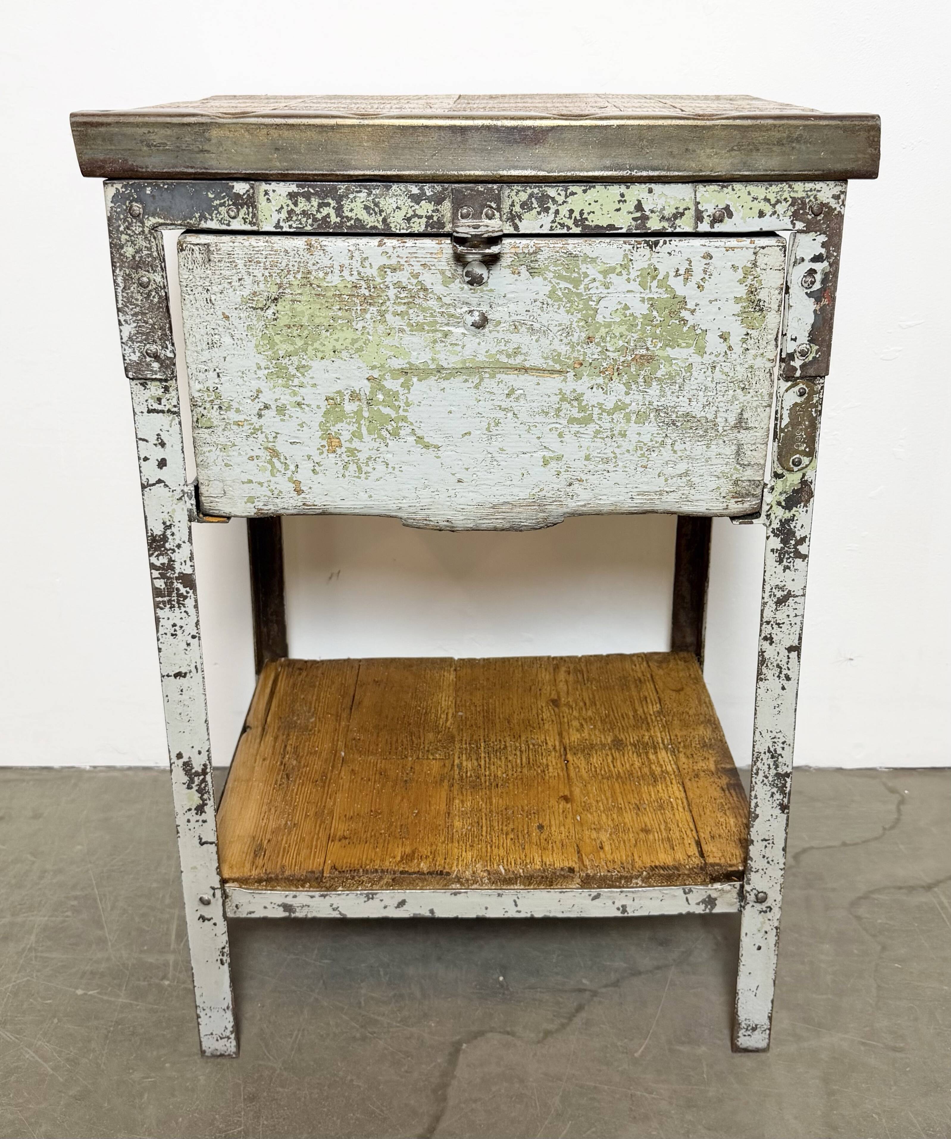 Commode en fer industriel gris, années 1950