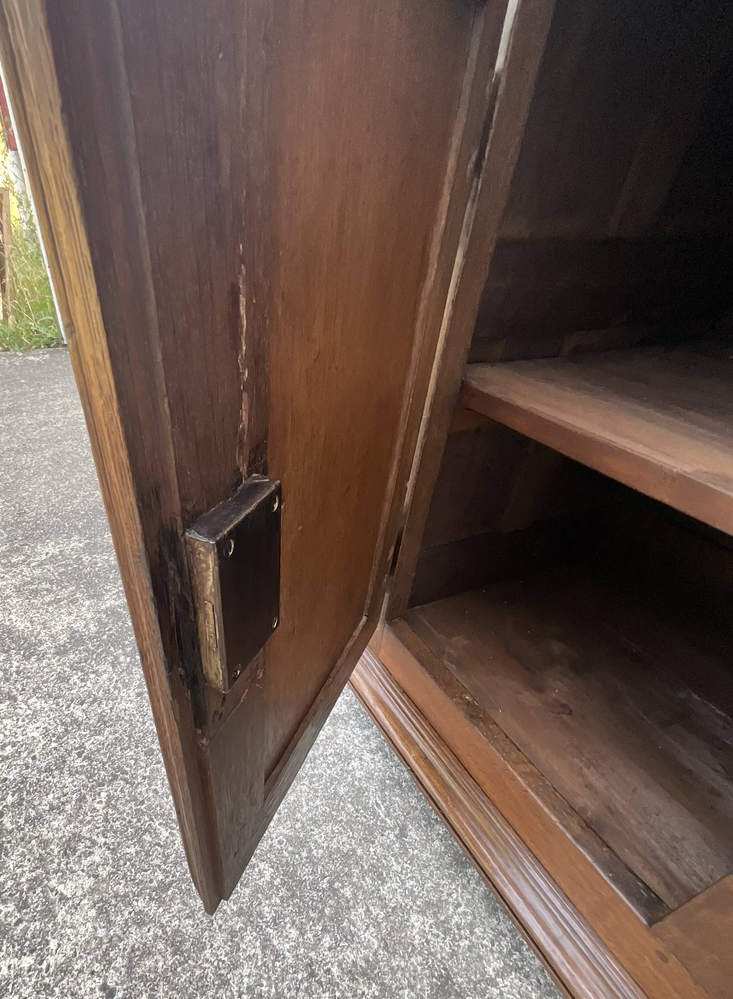 Country-style sideboard in solid oak – 18th century