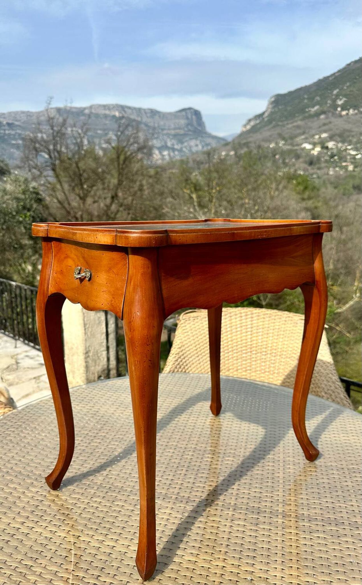 Small flying table in Louis XV style, 20th century.