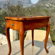 Small flying table in Louis XV style, 20th century.