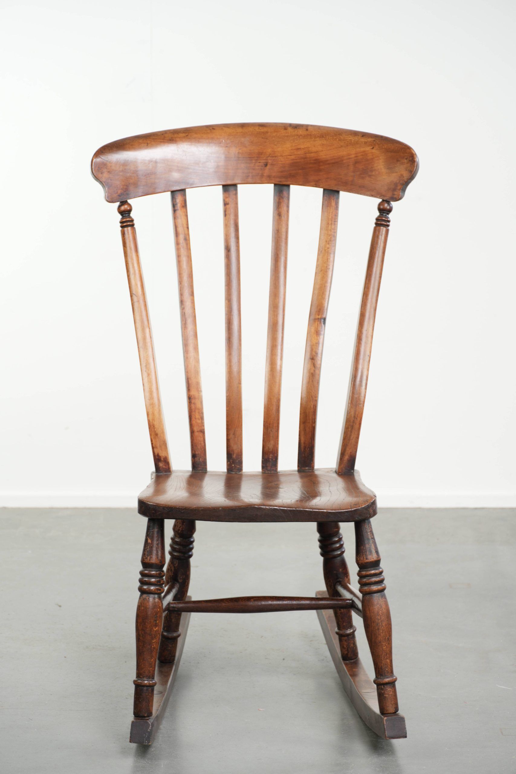 Chaise berçante Windsor en chêne anglais du début du 19e siècle.