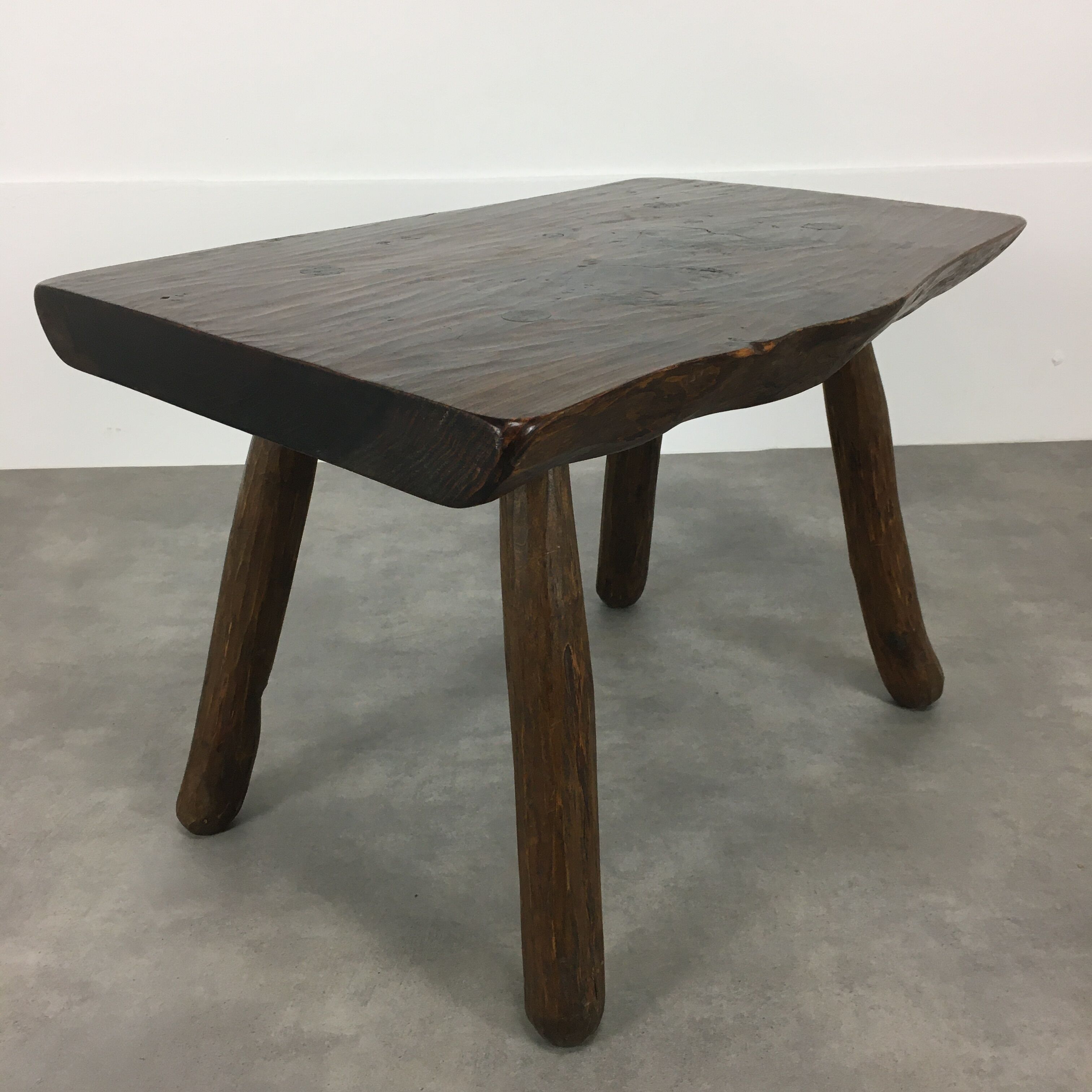 Coffee table brutalizes solid wood, tree trunk