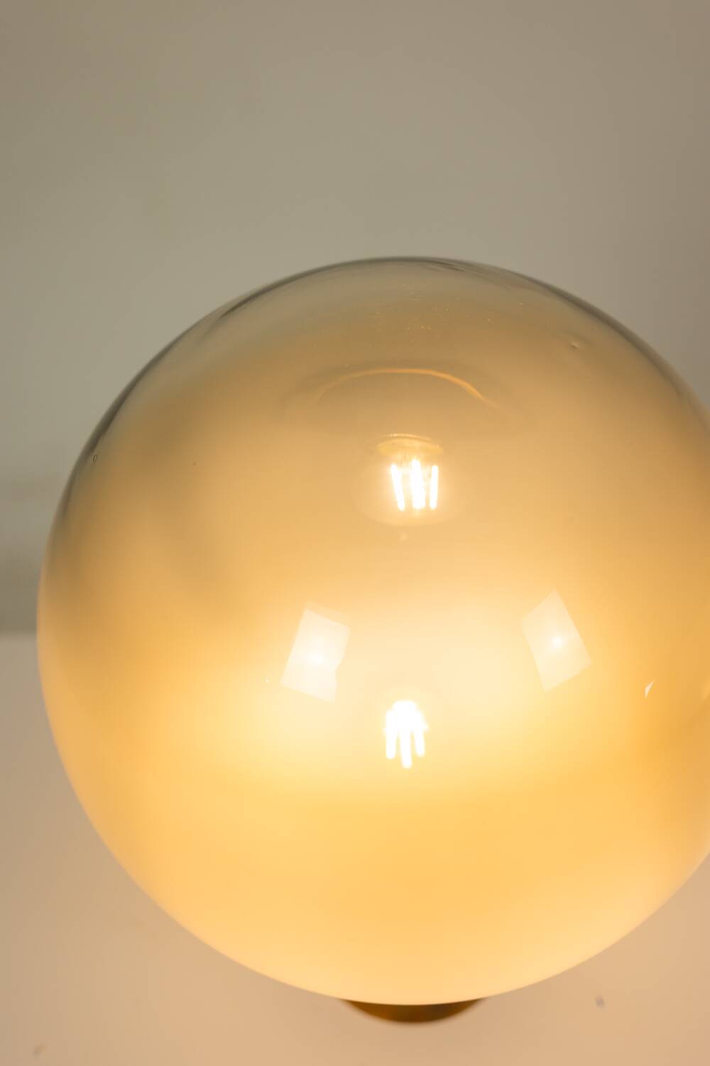Lampe boule en verre opalescent et bronze patiné.  Contemporain.