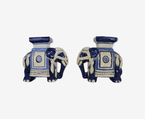 Ancienne paire d’éléphants porte-plantes en céramique dans les tons de blancs et bleus. Année 60