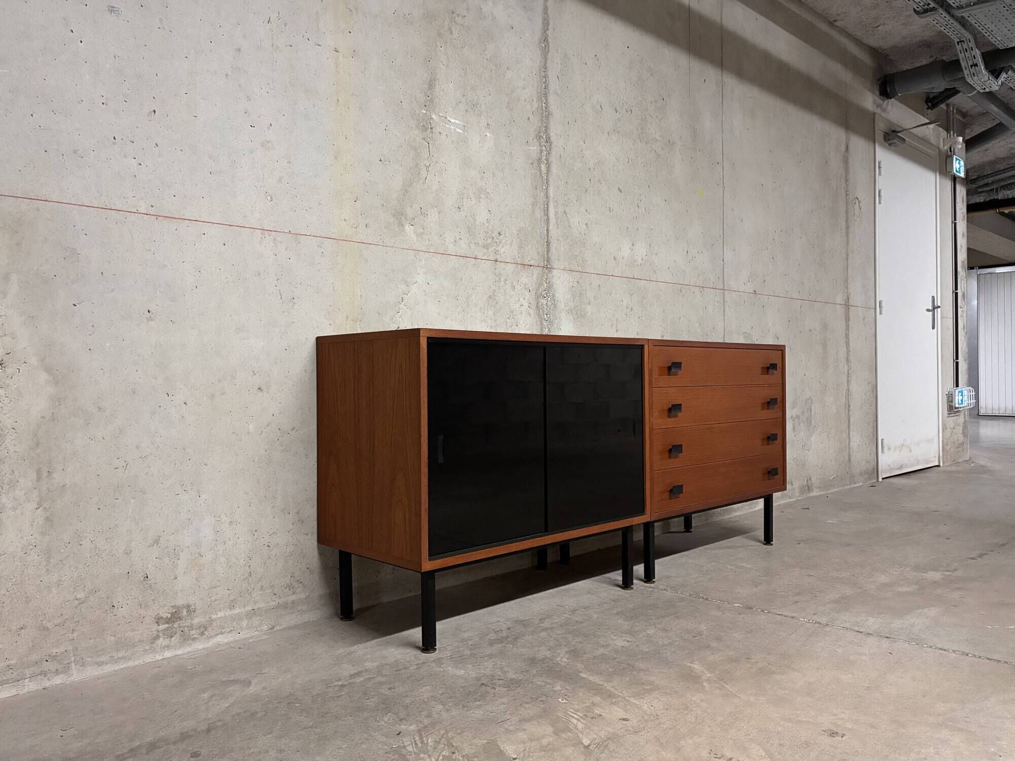 Enfilade vitrine commode moderniste teck Antoine Philippon et Jacqueline Le