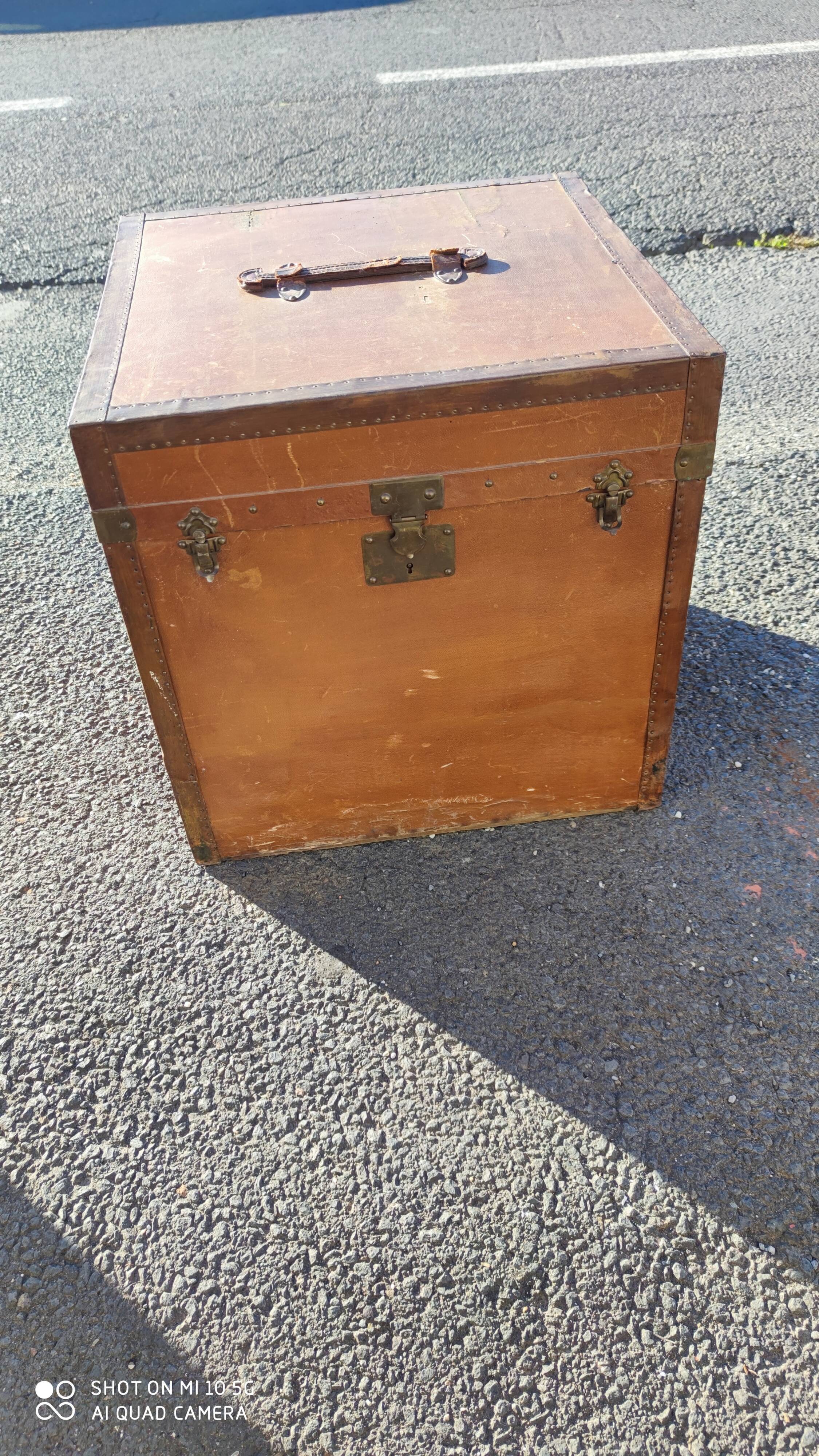 Malle de voyage en bois recouverte de moleskine vers 1900