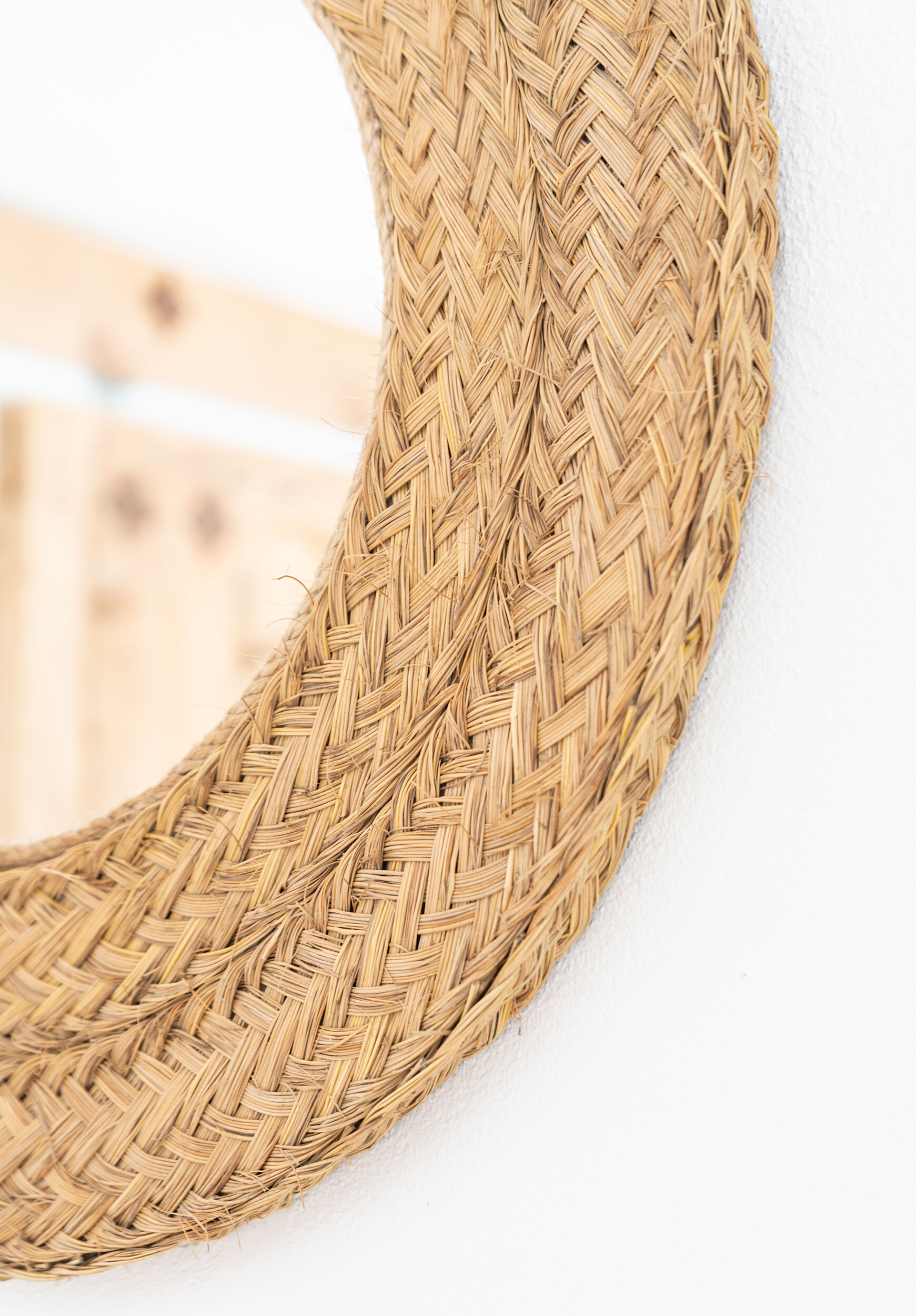 Round mirror made of esparto grass