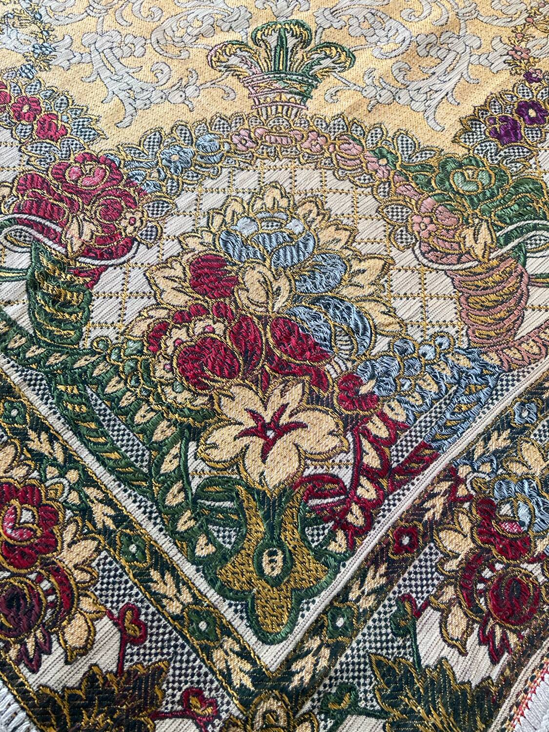 Nappe en soie d’Alger époque début XXe motifs floraux rehaussés de fils dorés, fait main