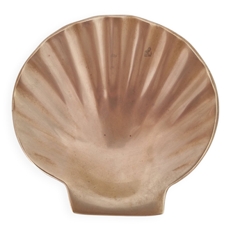 Shell-shaped brass catchall