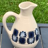 Carafe en grès émaillée avec un joli motif de fleurs bleues vintage et design 1970