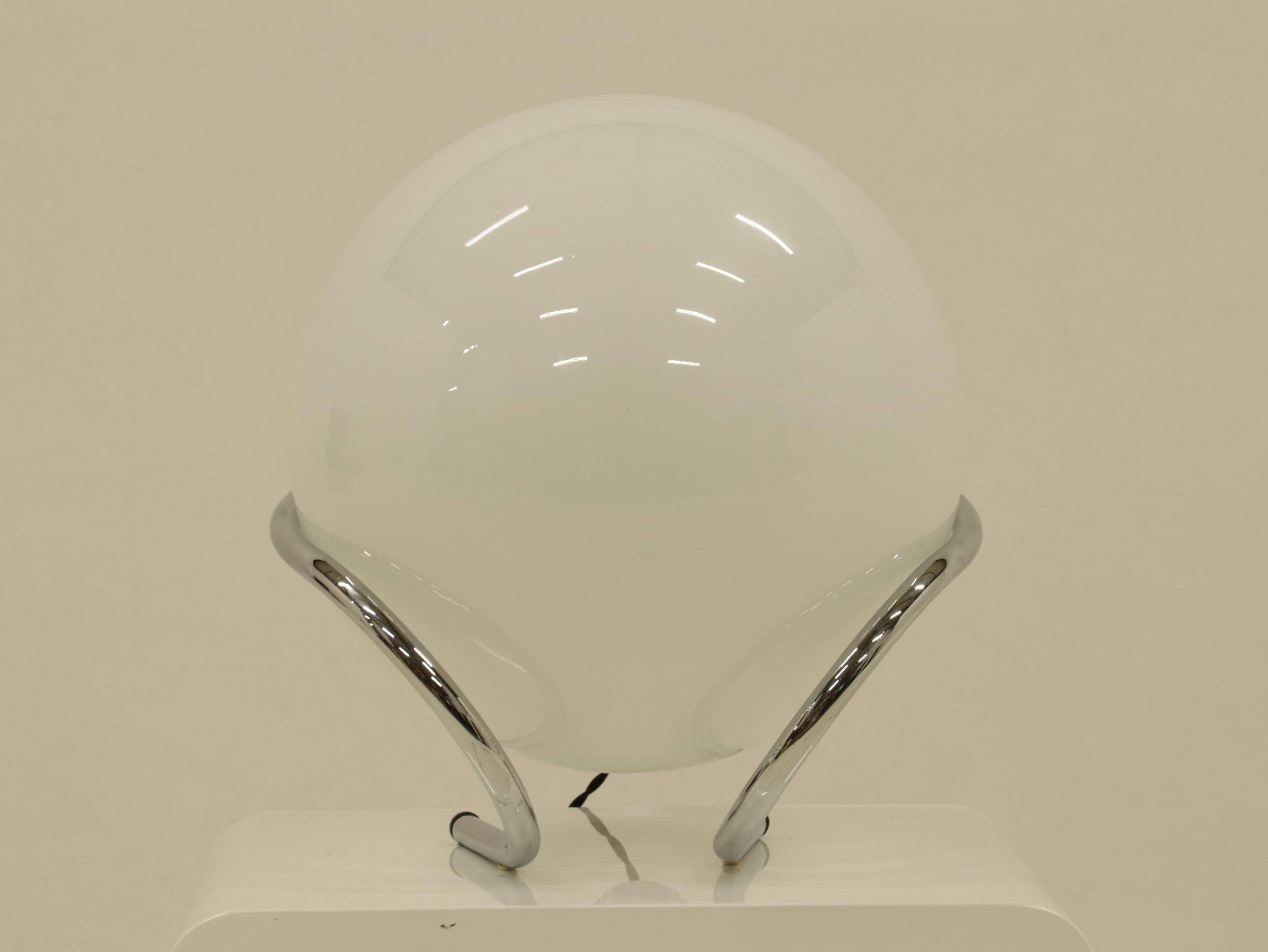 Lampe de table globe en chrome et verre blanc, Italie, années 1970