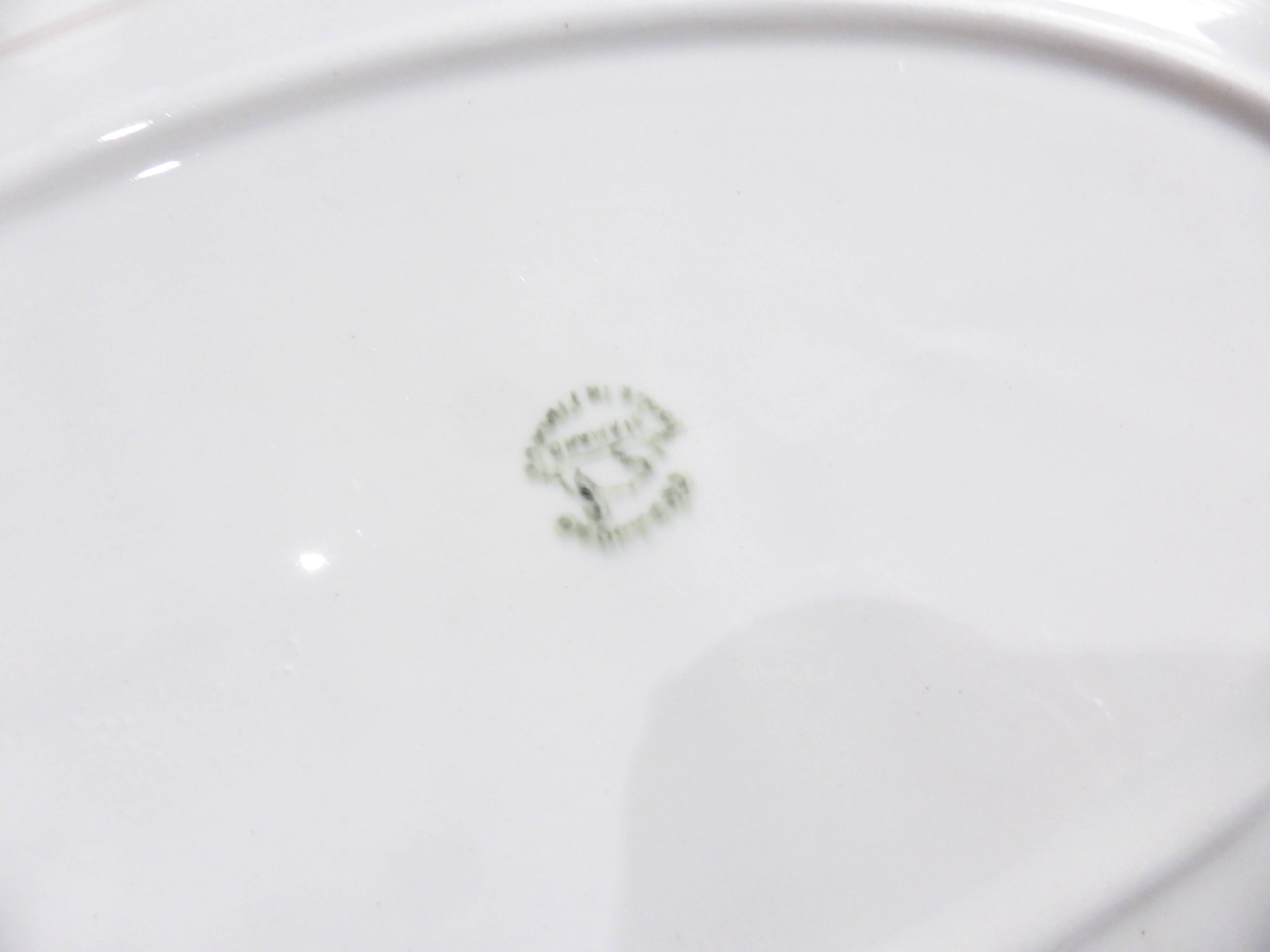 Plat de service oval en porcelaine de St Amand 191106