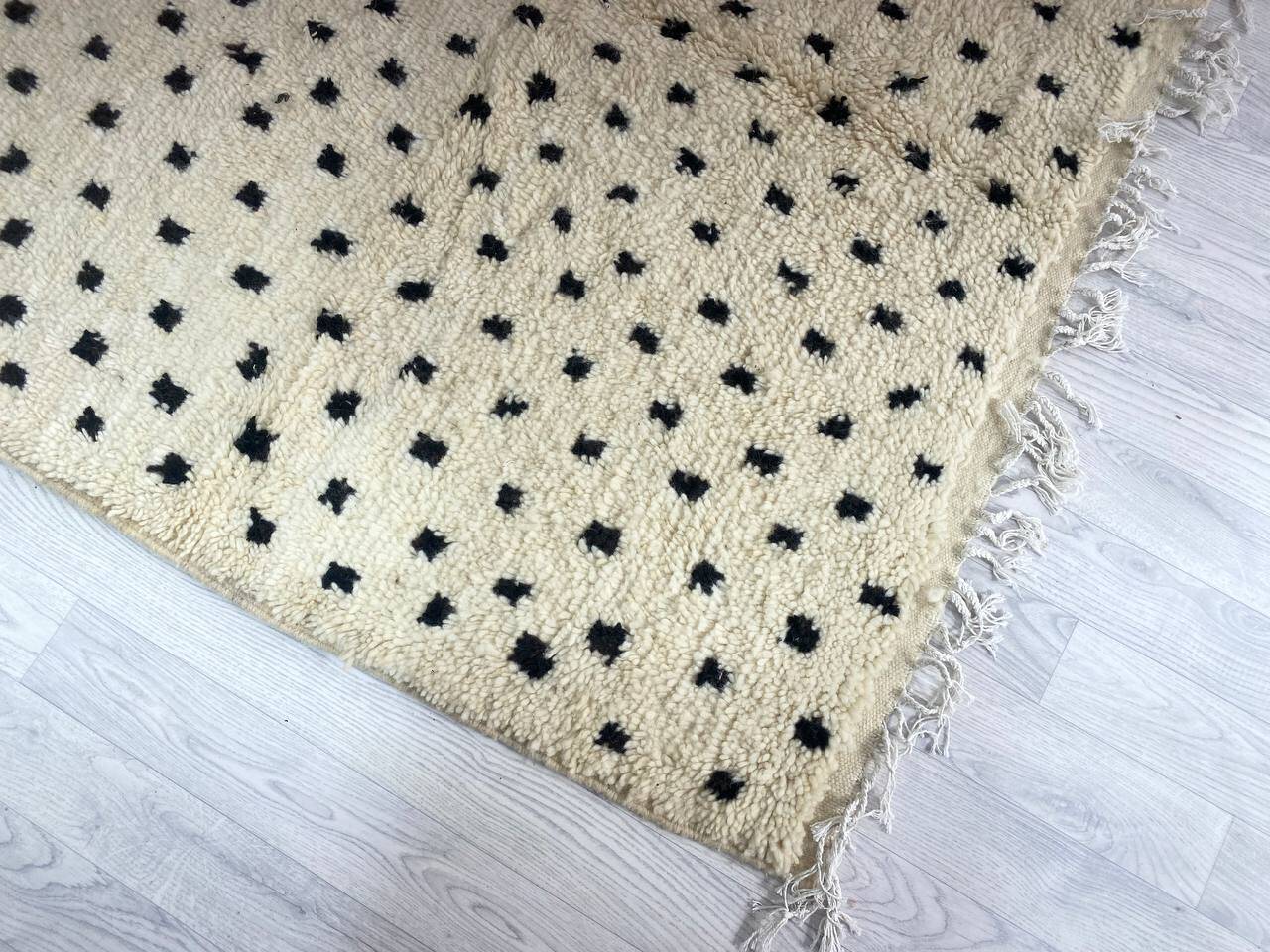 Handmade wool berber rug 276 x 157 cm
