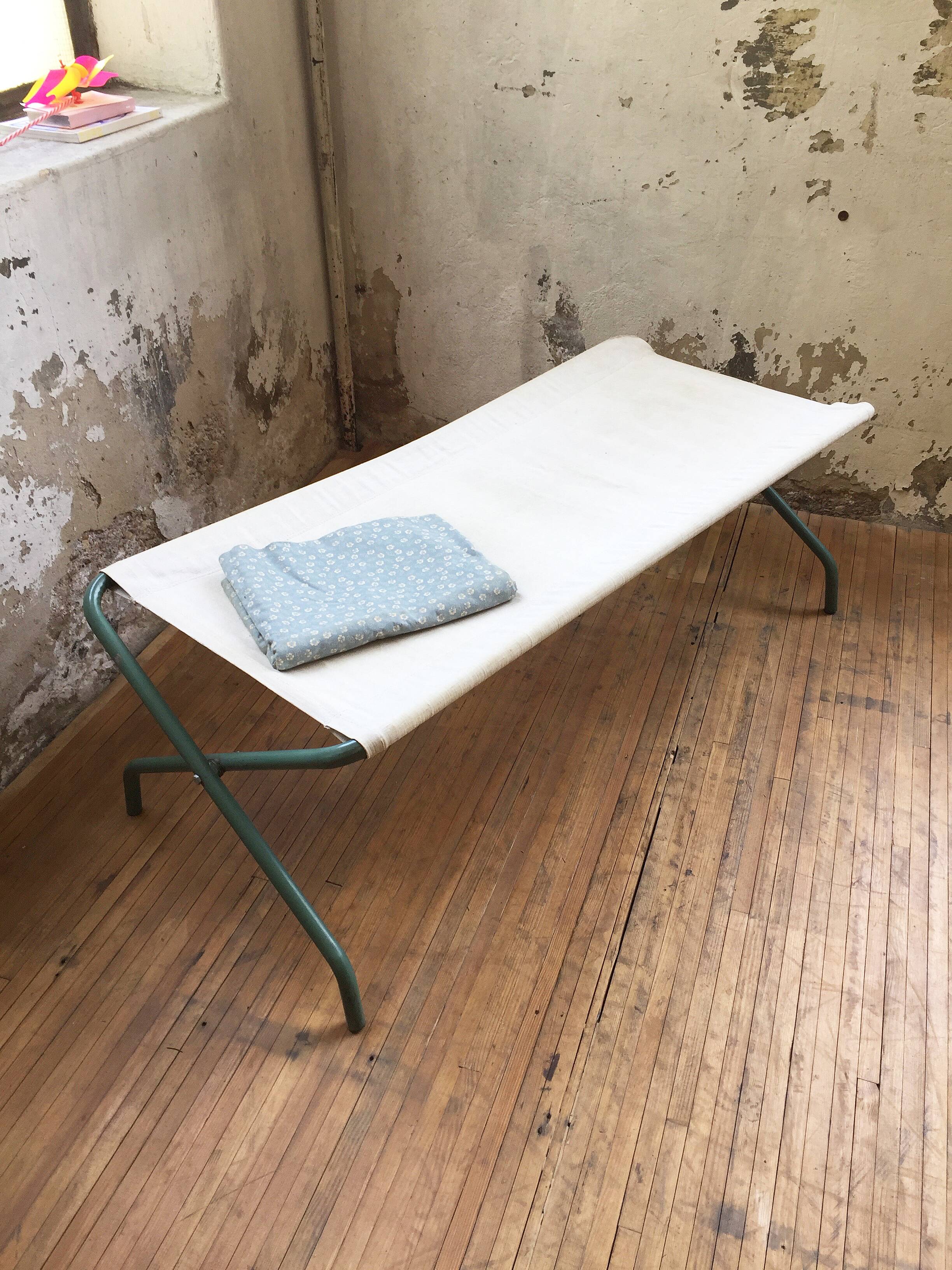 Maternal folding camp bed