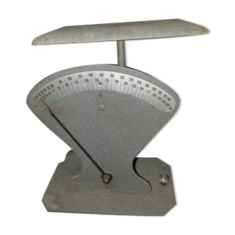 Mechanical letter scale with balance counterweight in enamelled steel
