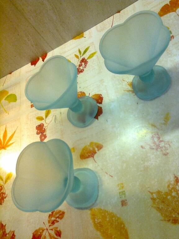 set of 3 ice cream / dessert cups, on foot, frosted blue-green glass