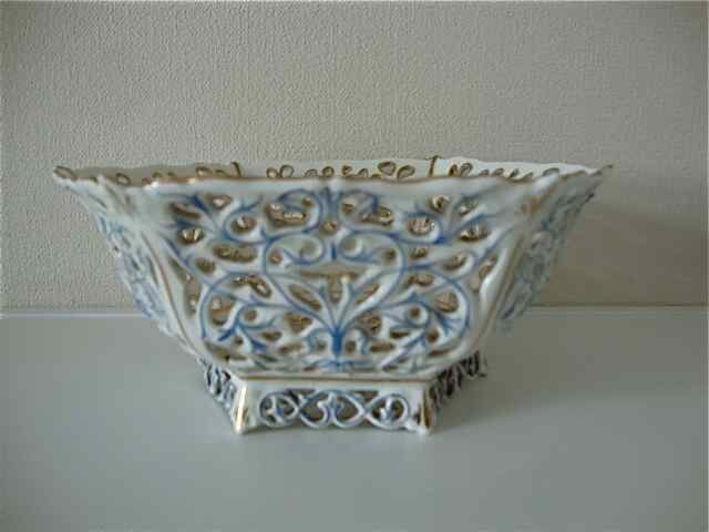 Open porcelain fruit cup