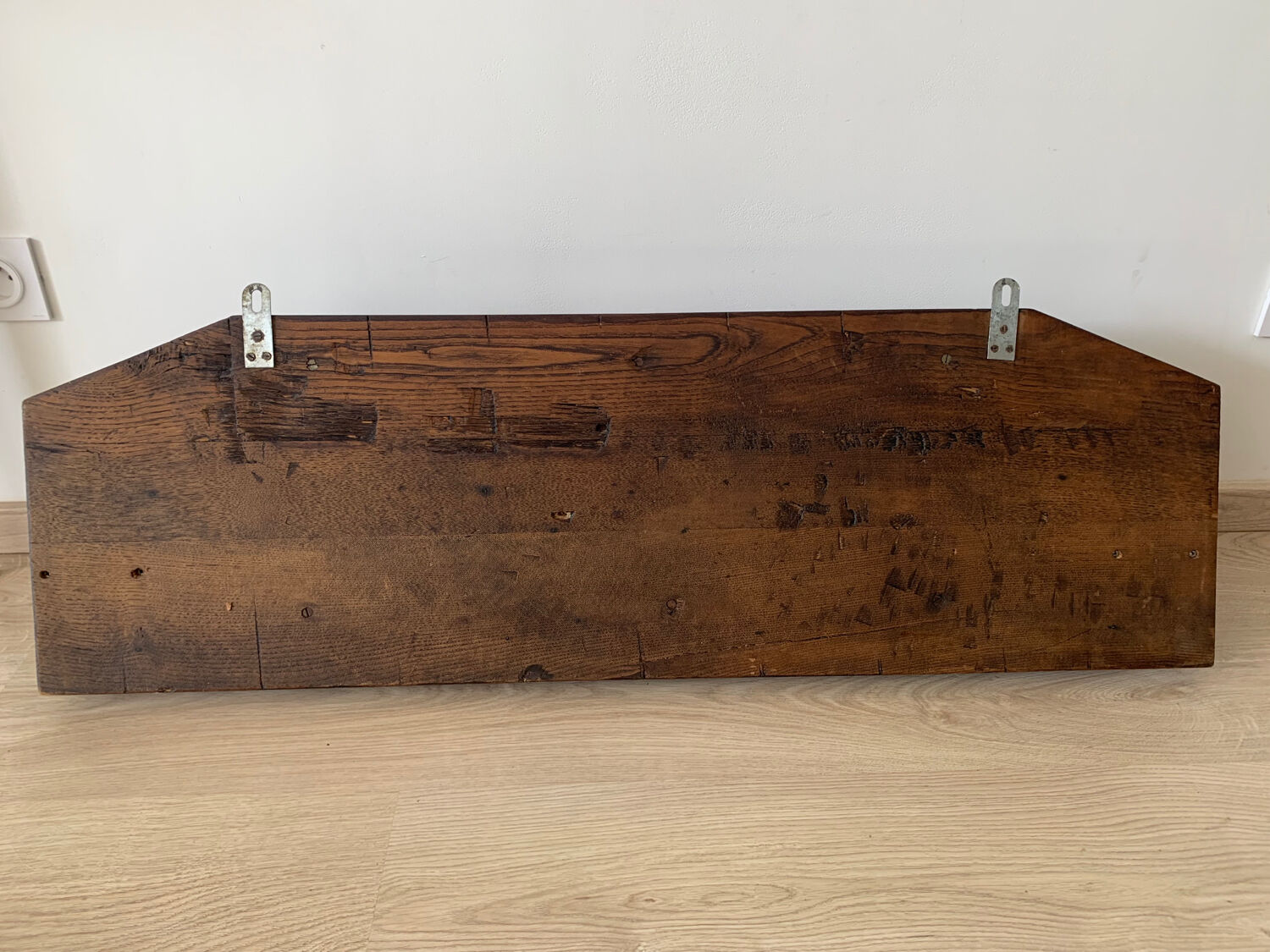 Wall shelf in wood