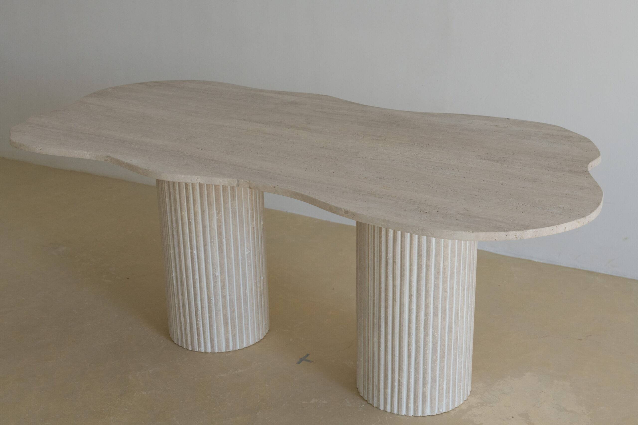 Table à manger irrégulière Venus - Travertin Naturel