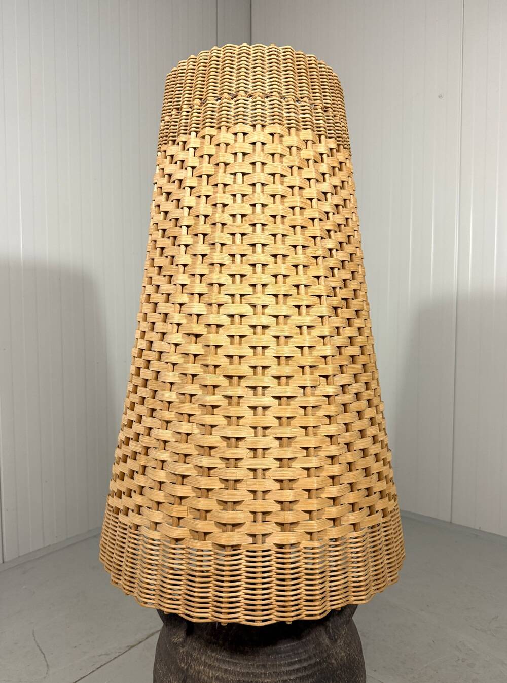 Grand lampadaire amphore en poterie avec abat-jour en rotin des années 1960