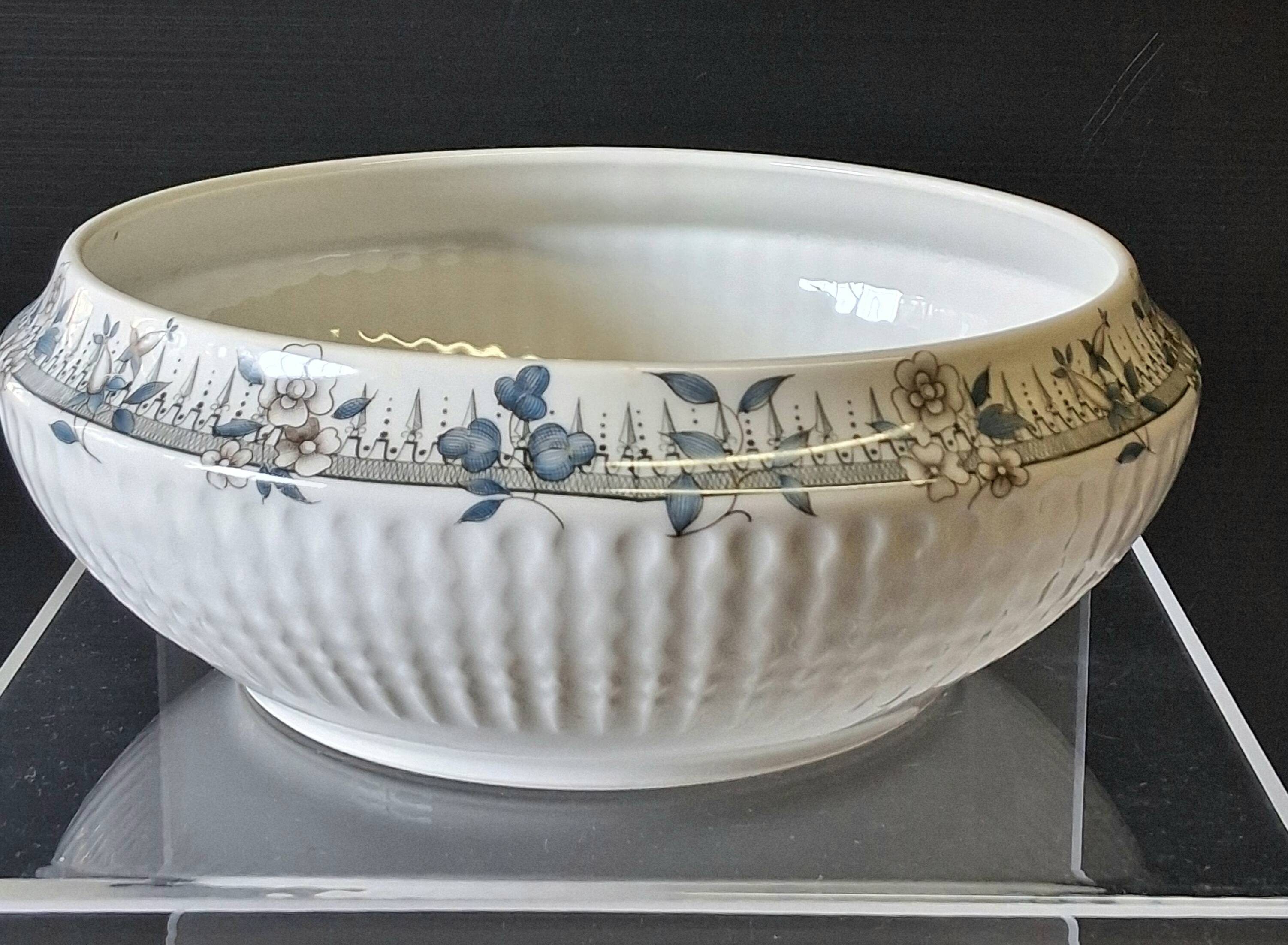 Porcelain salad bowl from Chauvigny, France, in very good condition.