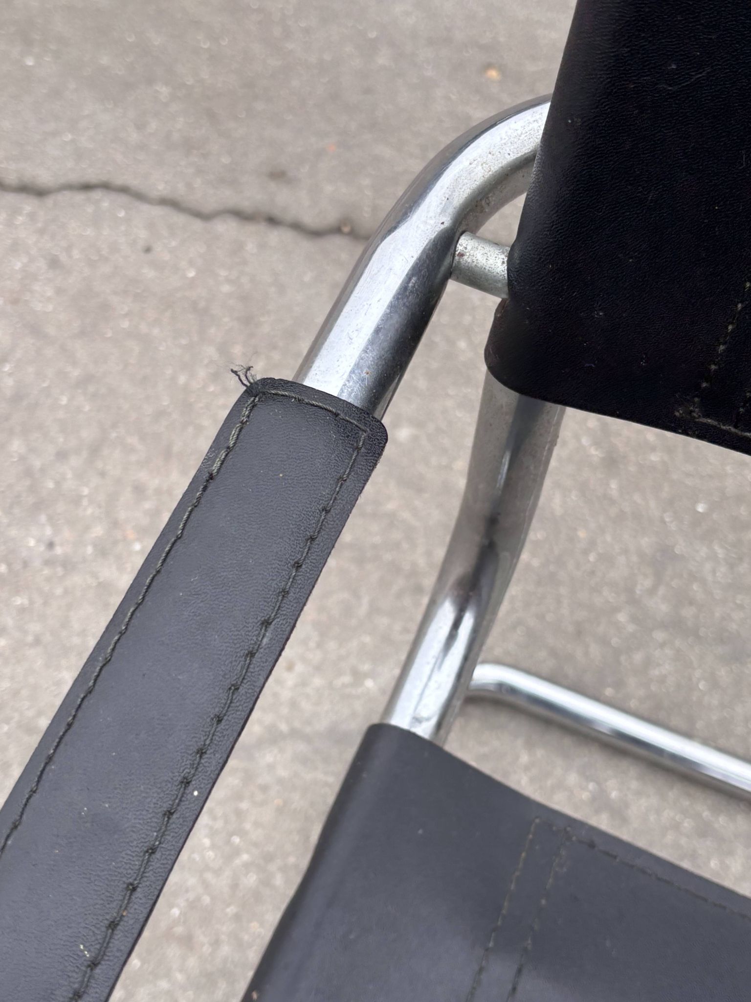 Set of 4 bauhaus cantilever chairs black leather and chrome design 80's