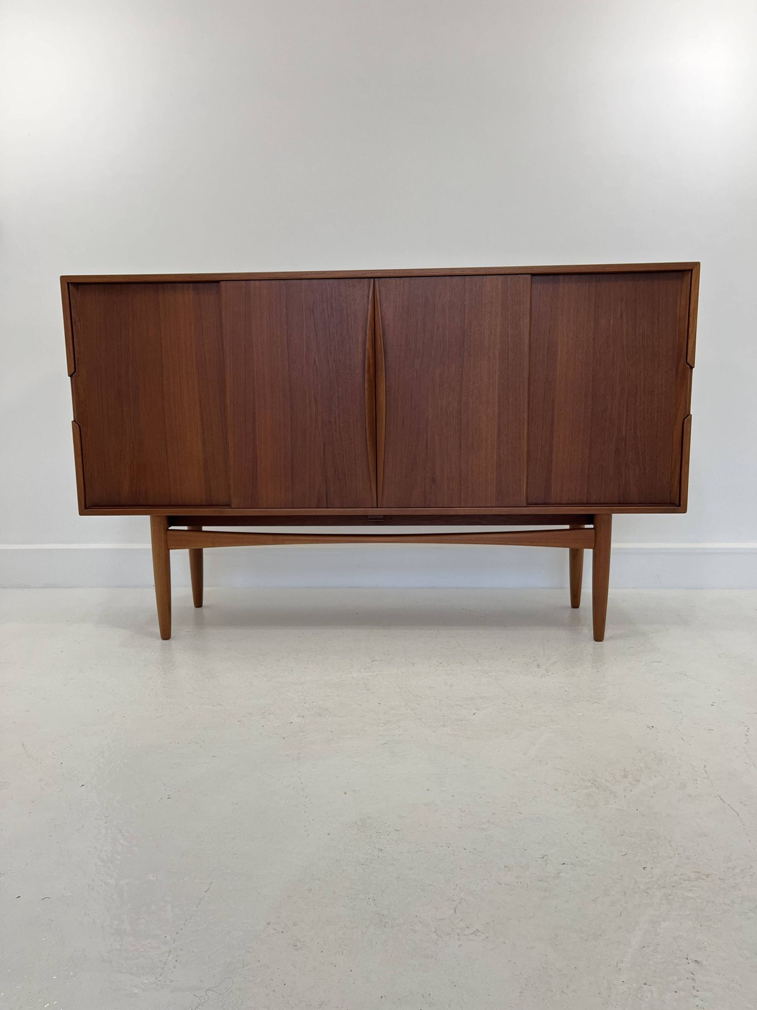 Buffet en teck avec portes coulissantes, 1965