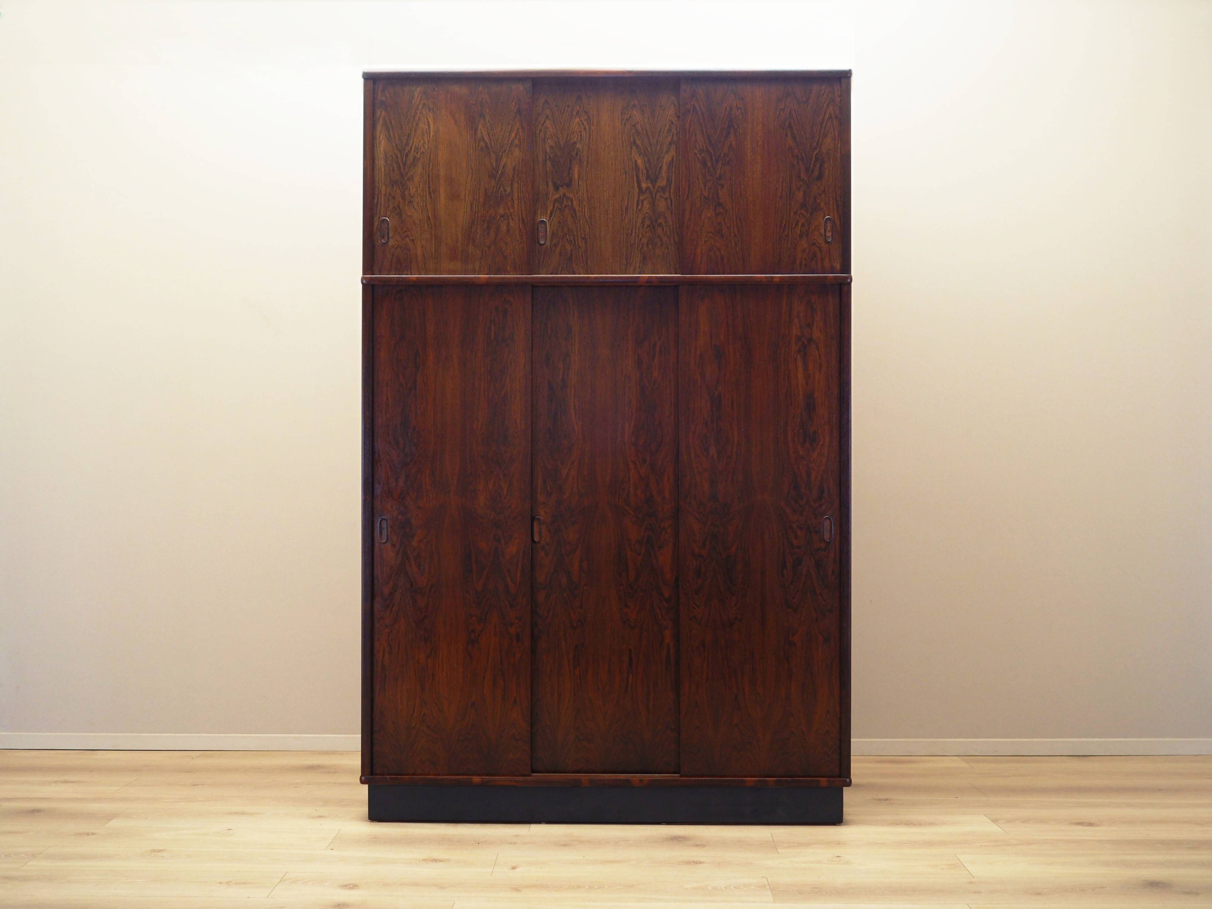 Armoire en palissandre, design danois, années 1970, production : Danemark