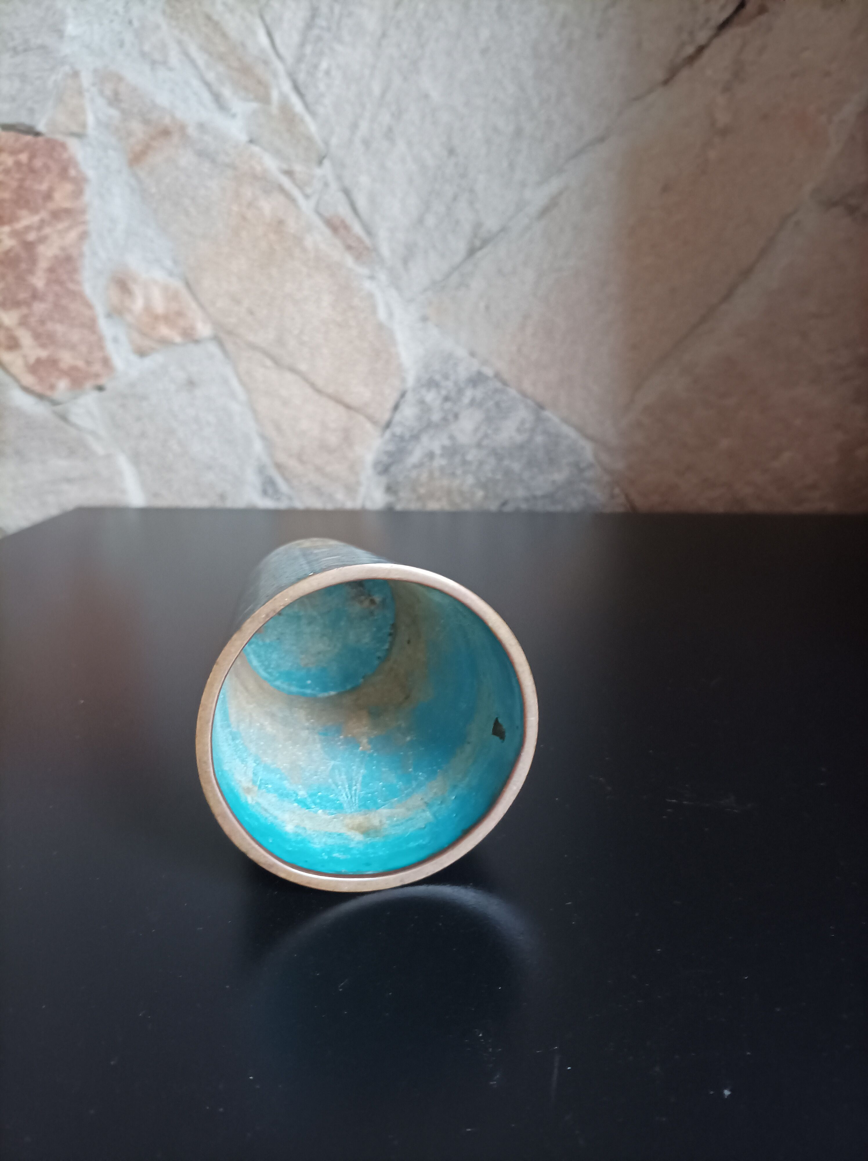 Bronze glass in partitioned enamels