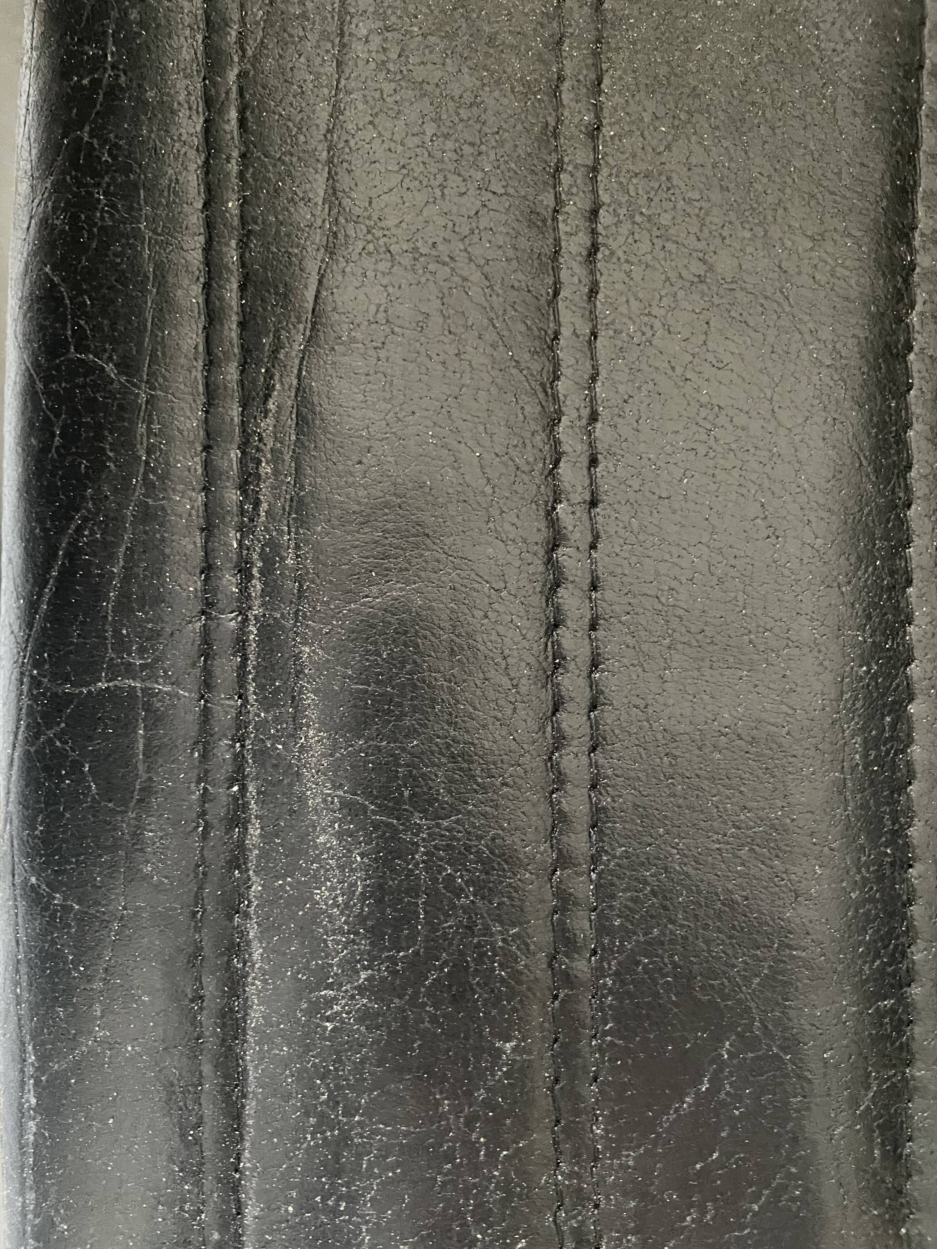Black leather chairs - eurosit france