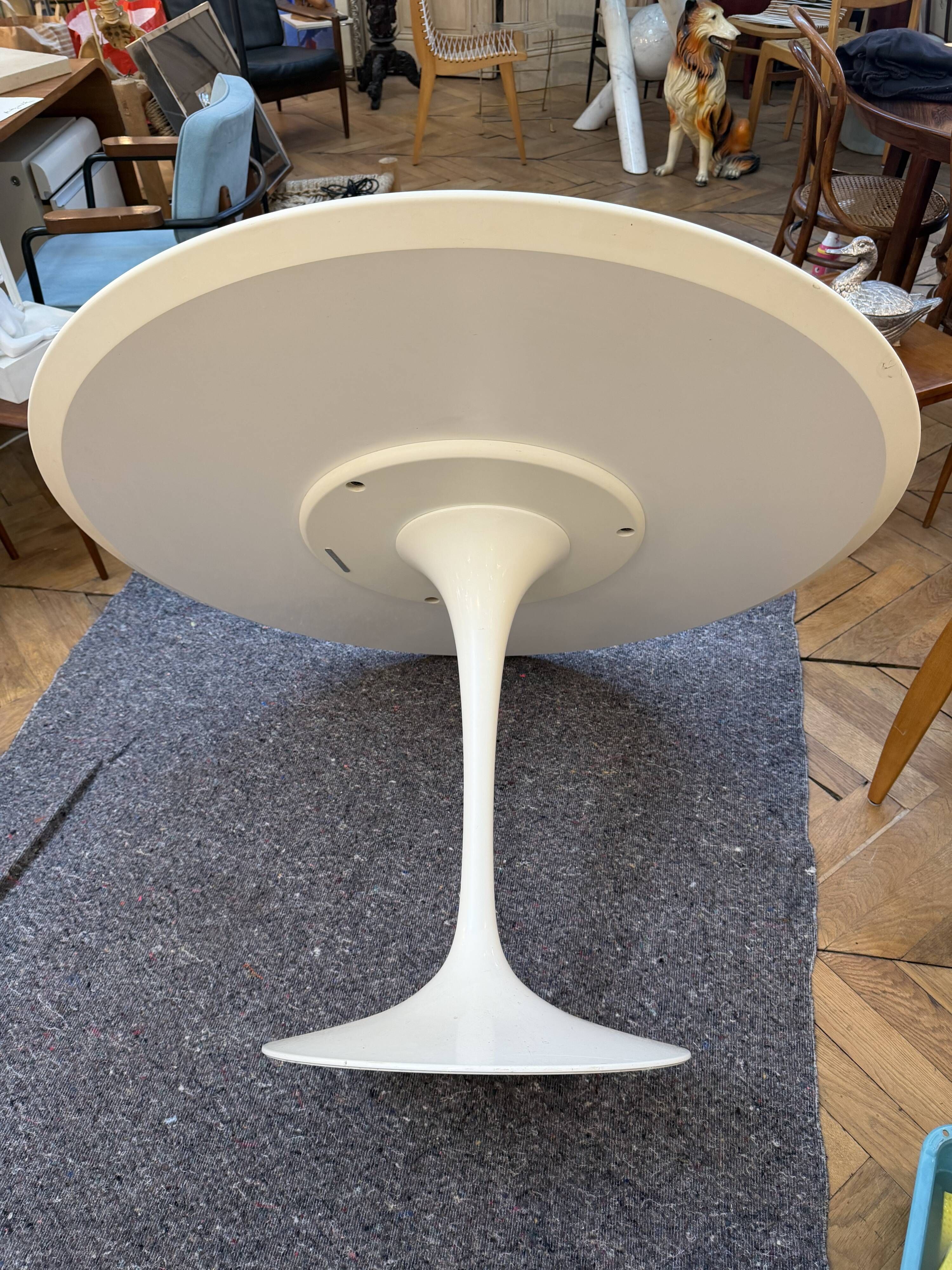 Dining table with tulip base by Eero Saarinen for KNOLL