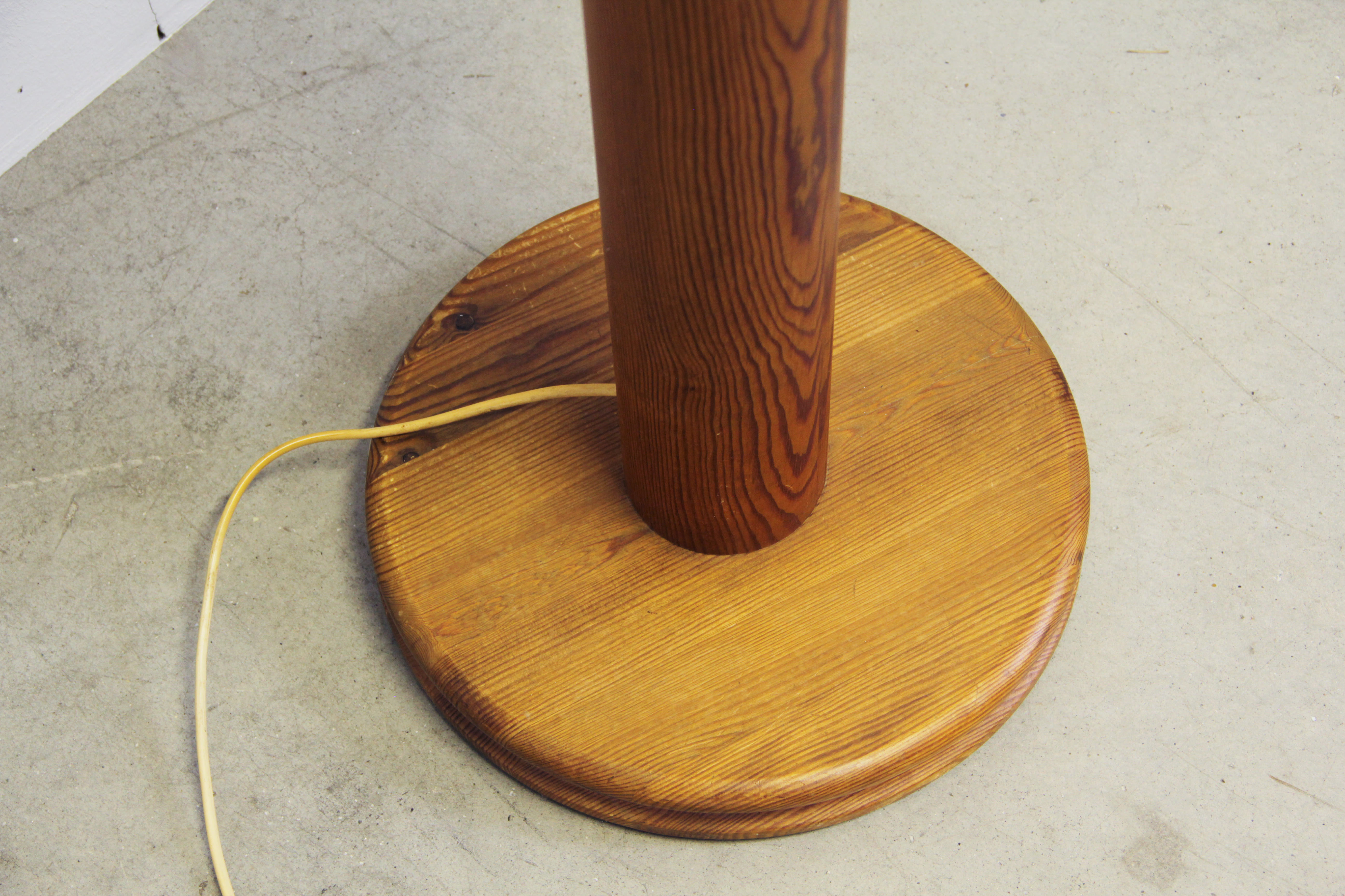 Turned solid pine floor lamp by Uno Kristiansson for Luxus Sweden, 1970s