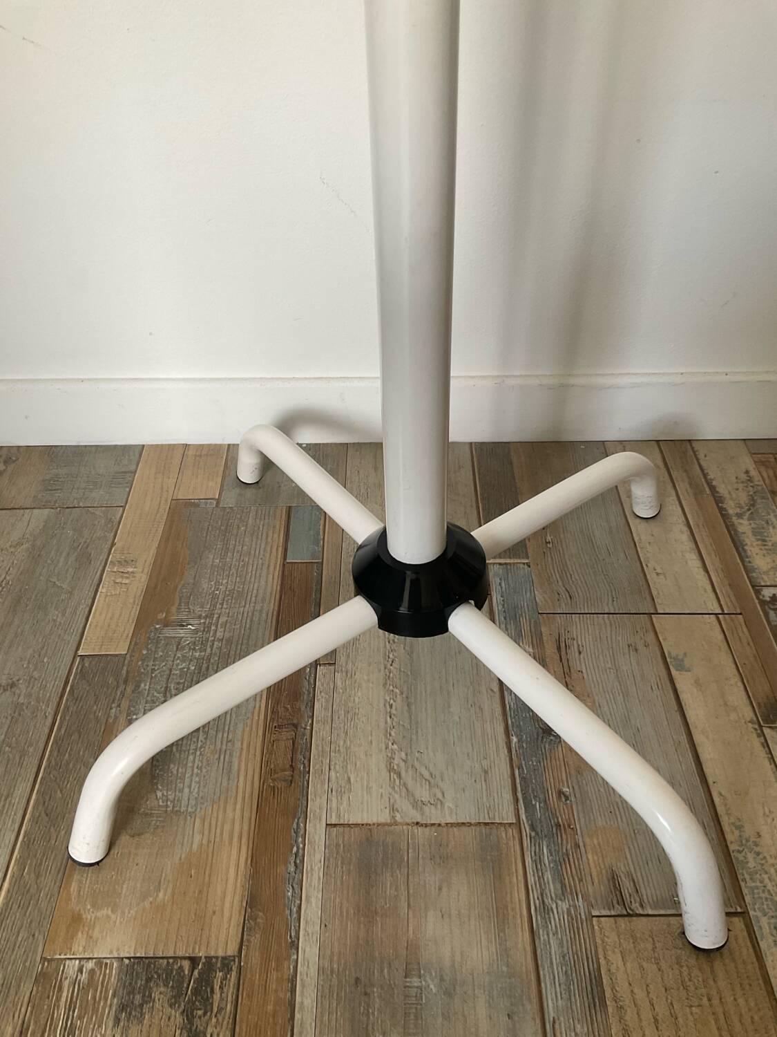 Children's coat rack in tubular metal from the 70s and 80s